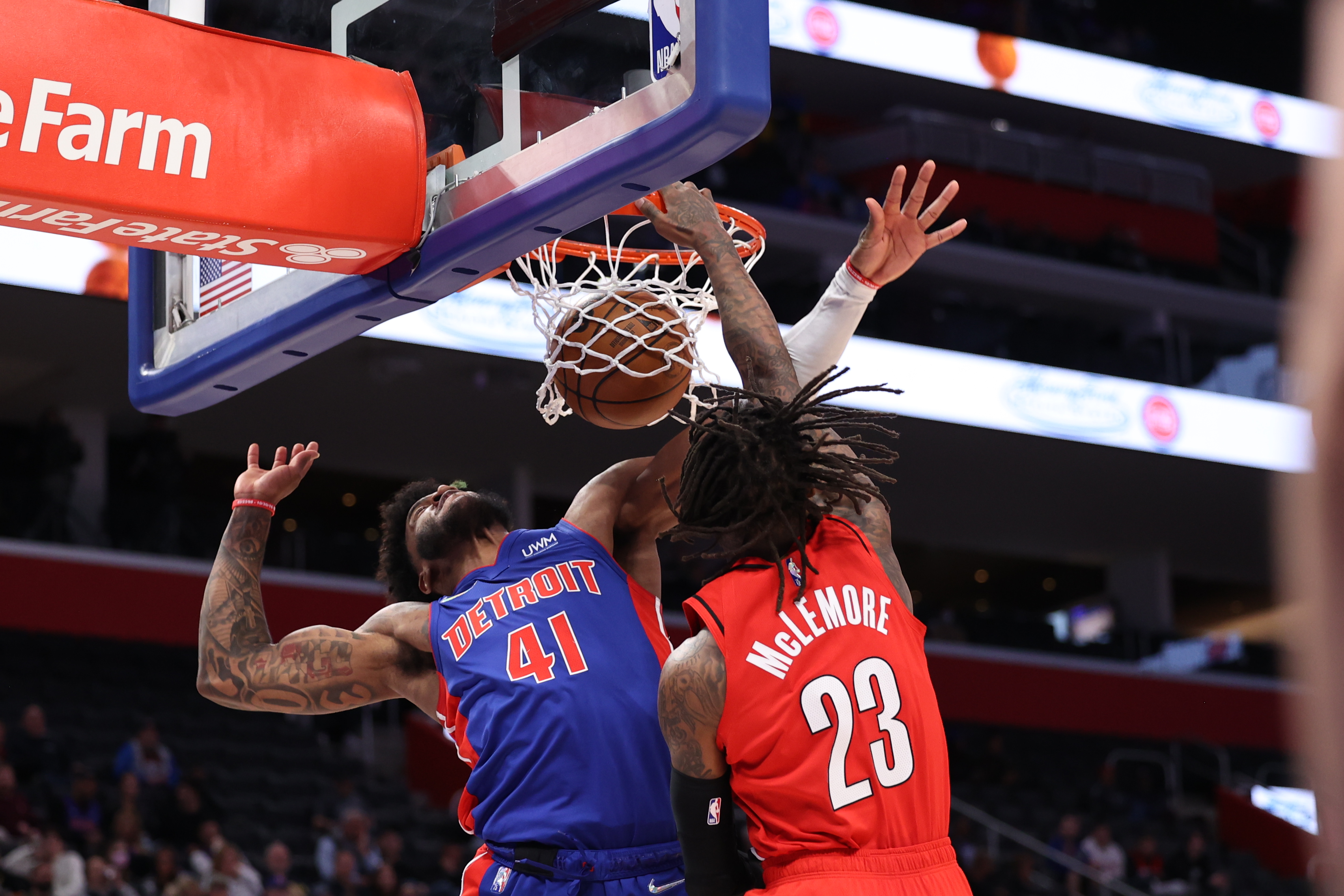 Laga NBa antara Portland Trail Blazers dan Detroit Pistons