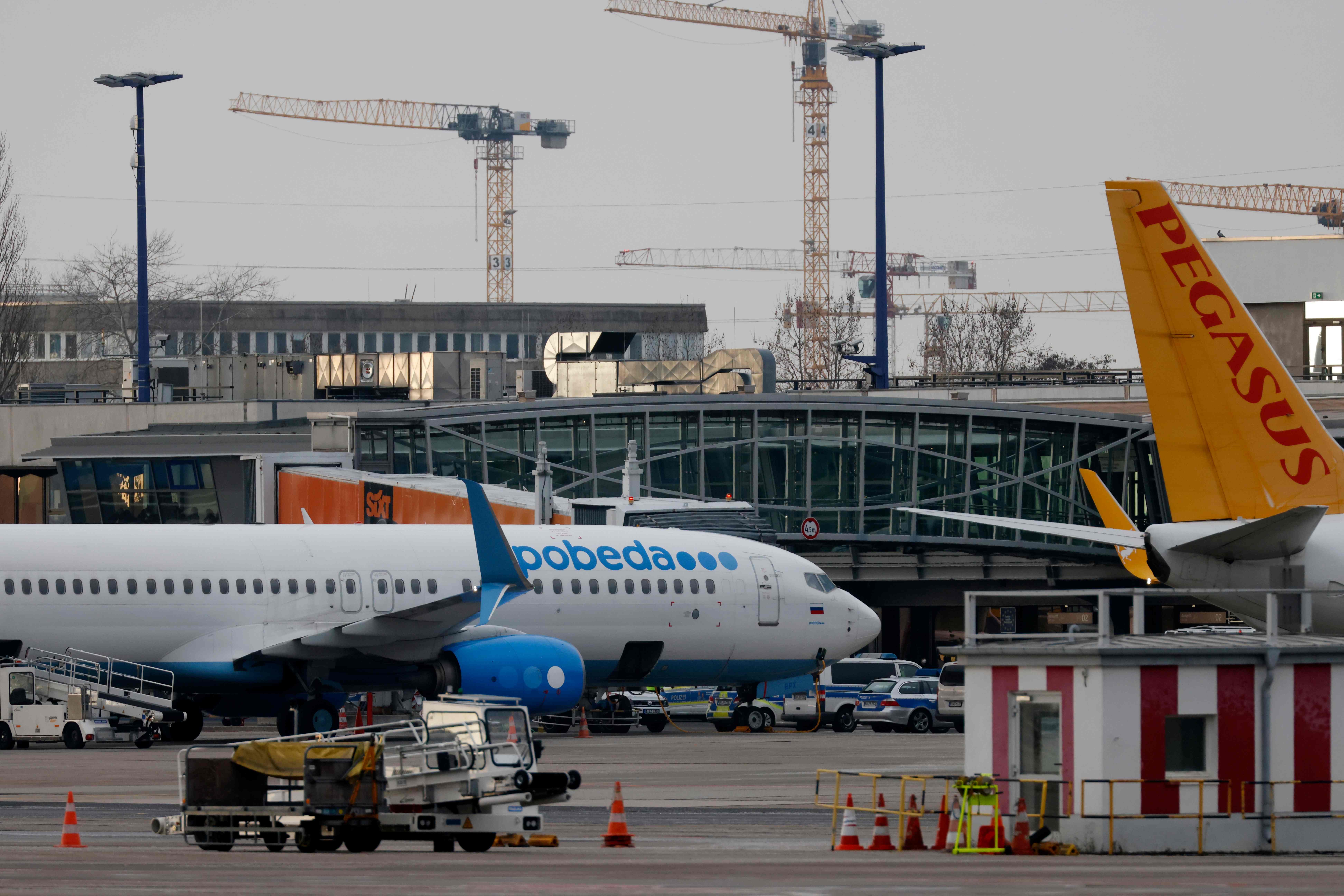Pesawat milik maskapai asal Rusia, Pobeda, terlihat di bandara.