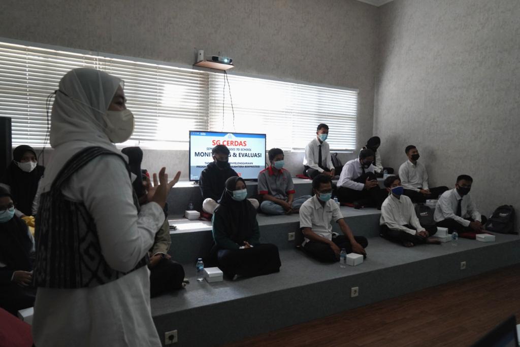 Para mahasiswa penerima beasiswa dari Semen Gresik mengikuti acara