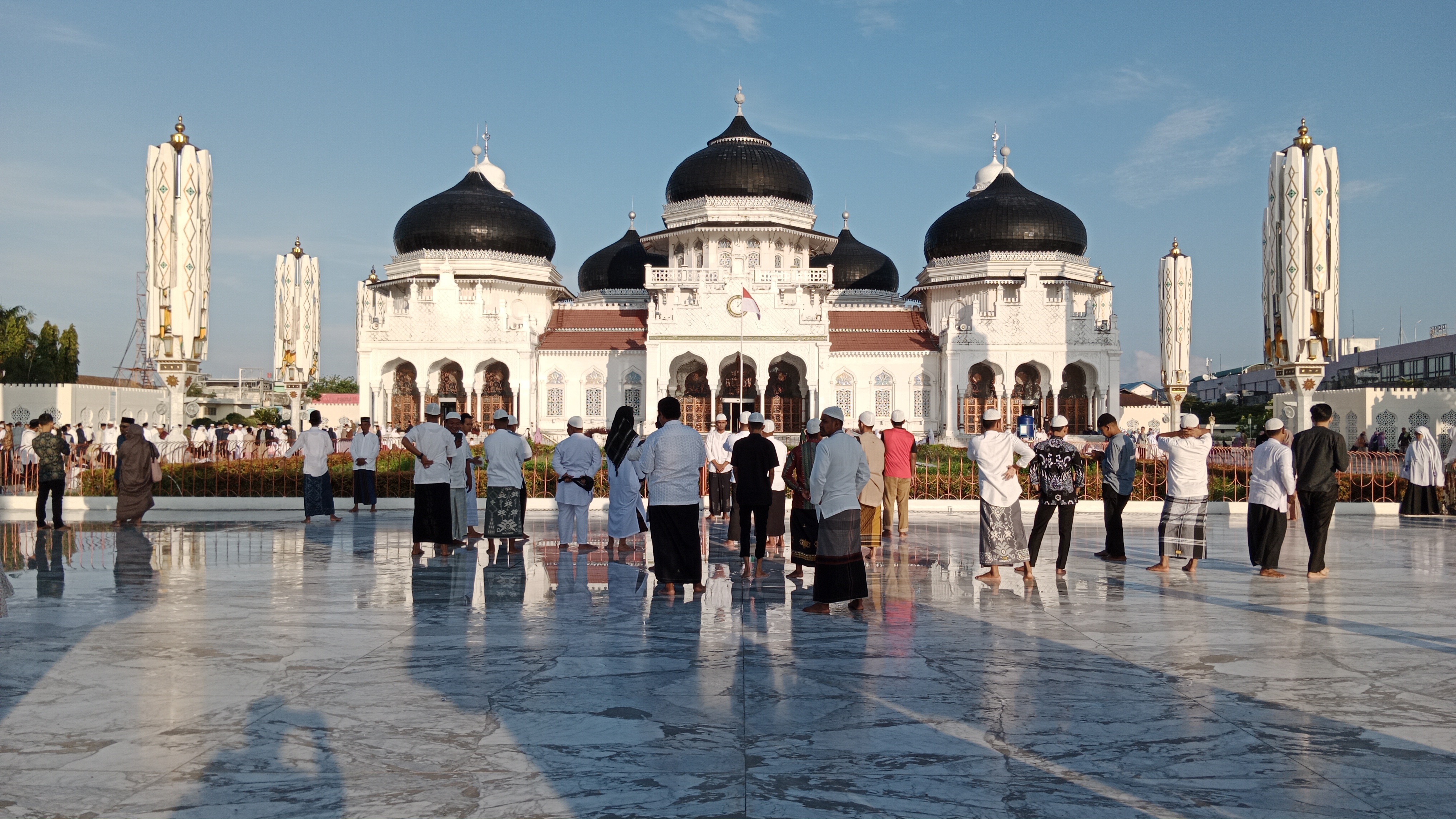 Suasana pagi selepas salat subuh di Masjid Baiturrahman Banda Aceh, Minggu (27/3) diramaikan wisatawan lokal dan daerah.