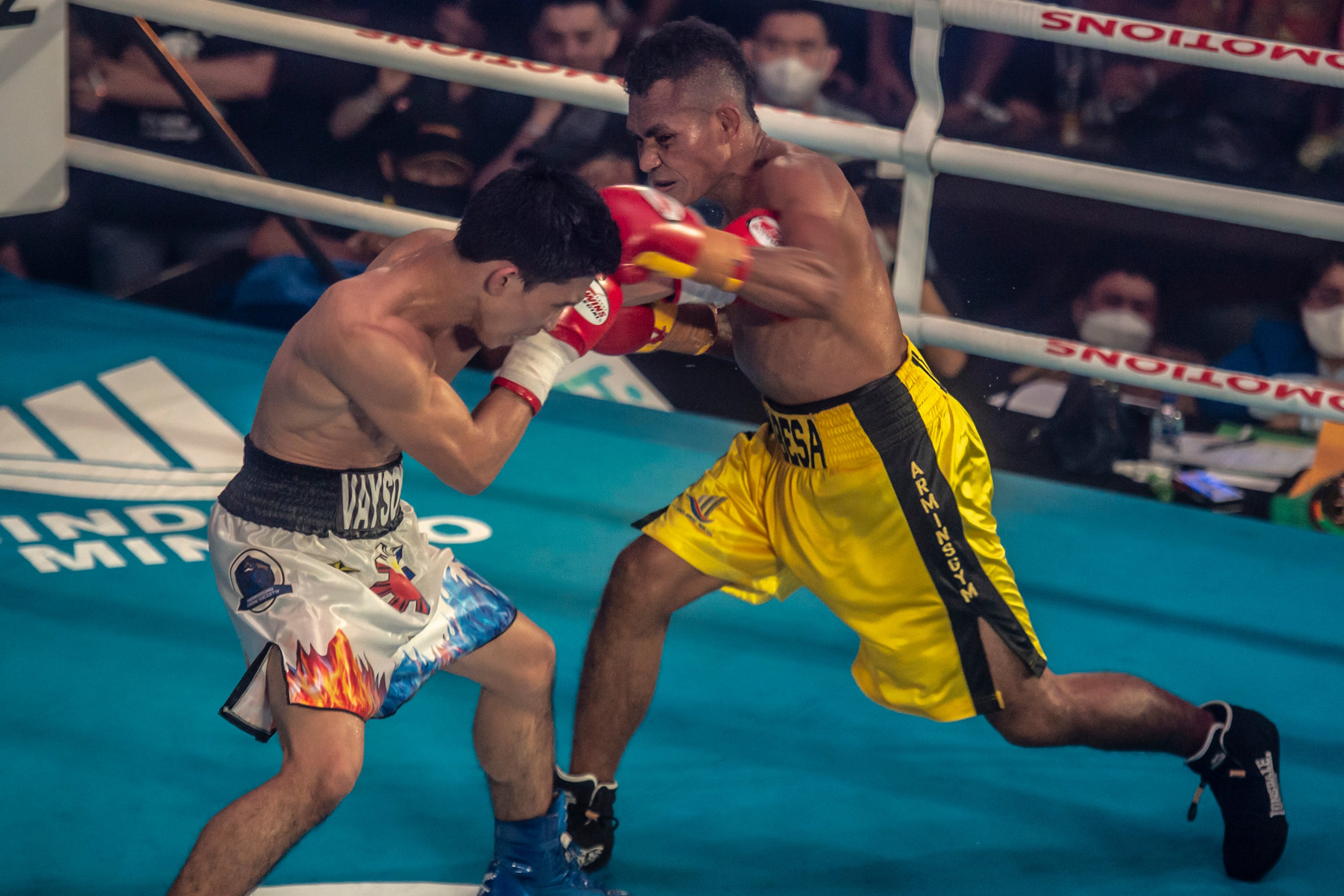 Petinju Indonesia Tibo Monabesa (kanan) bertanding melawan Petinju Filipina Jayson Vayson (kiri).