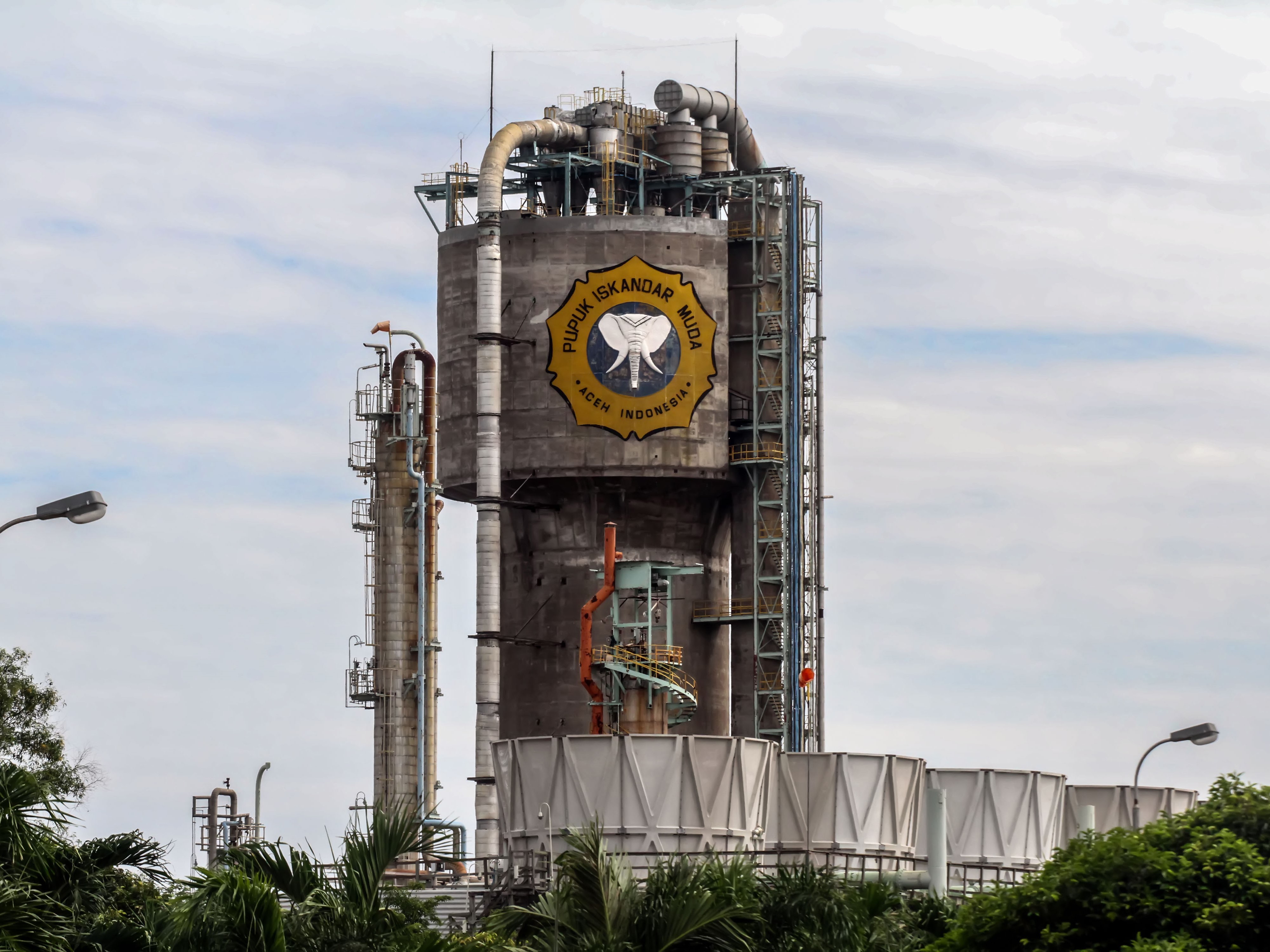 Suasana pabrik PT Pupuk Iskandar Muda (PIM) yang terhenti operasionalnya karena terkendala bahan baku di Kecamatan Dewantara, Aceh Utara.