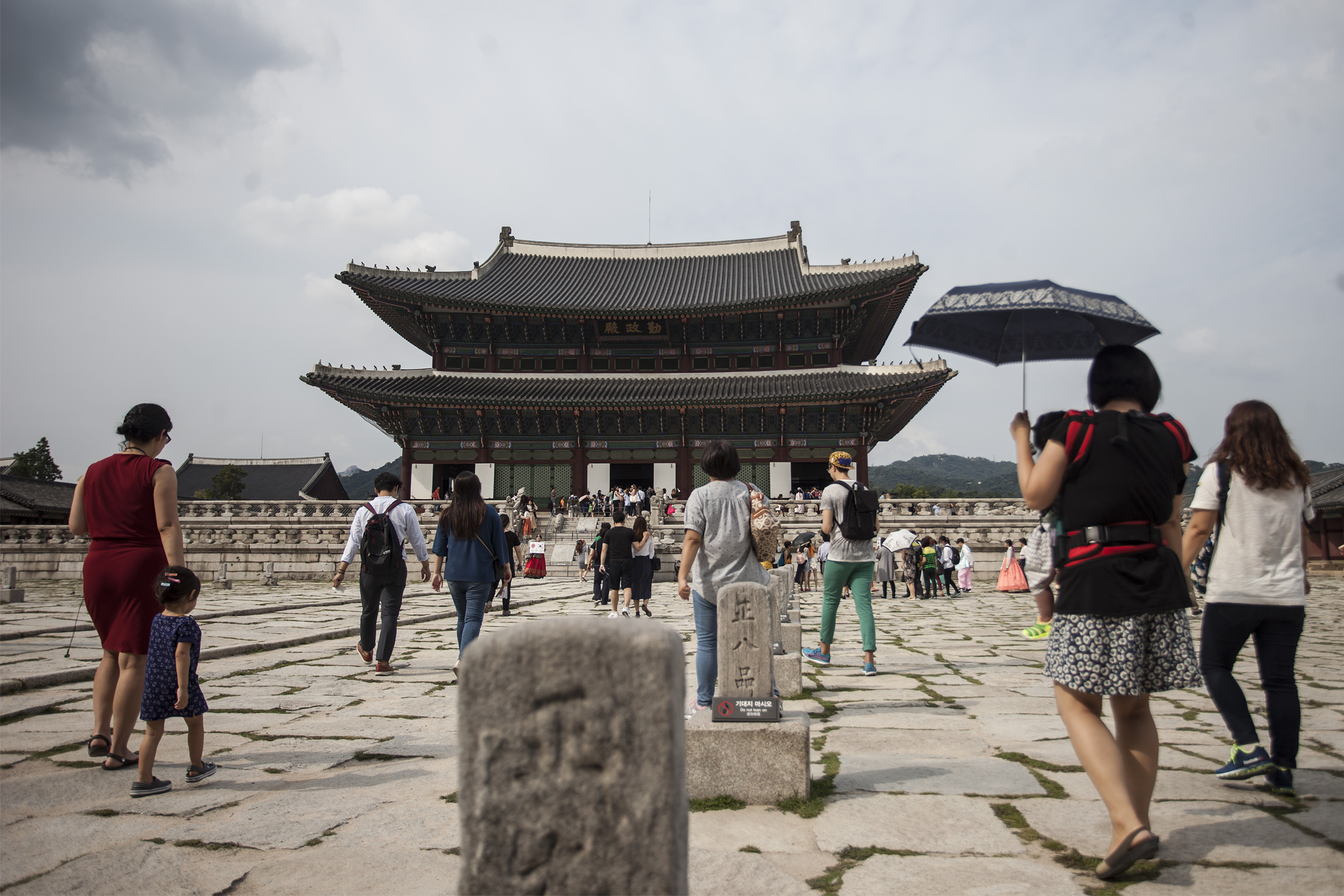 Wisatawan berjalan di Istana Gyeongbok di Seoul, Korea Selatan.