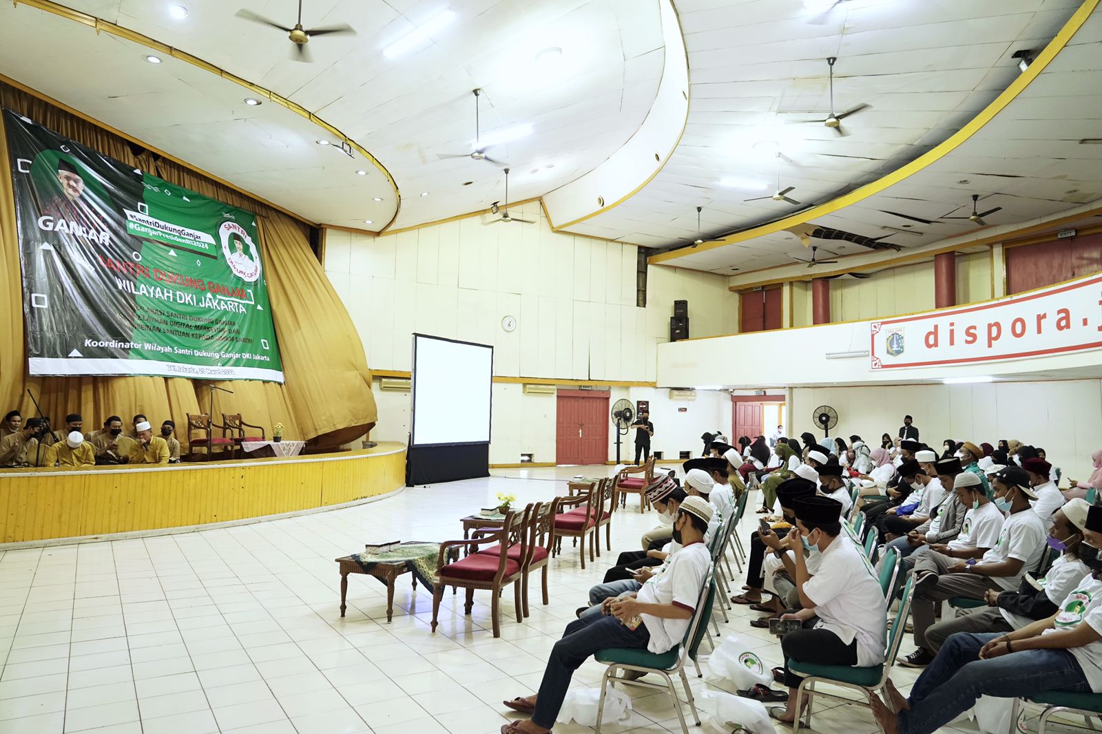 Santri Dukung Ganjar wilayah Jabodetabek menggelar pelatihan digital marketing dan distribusi bantuan UMKM santri di GOR Jakut