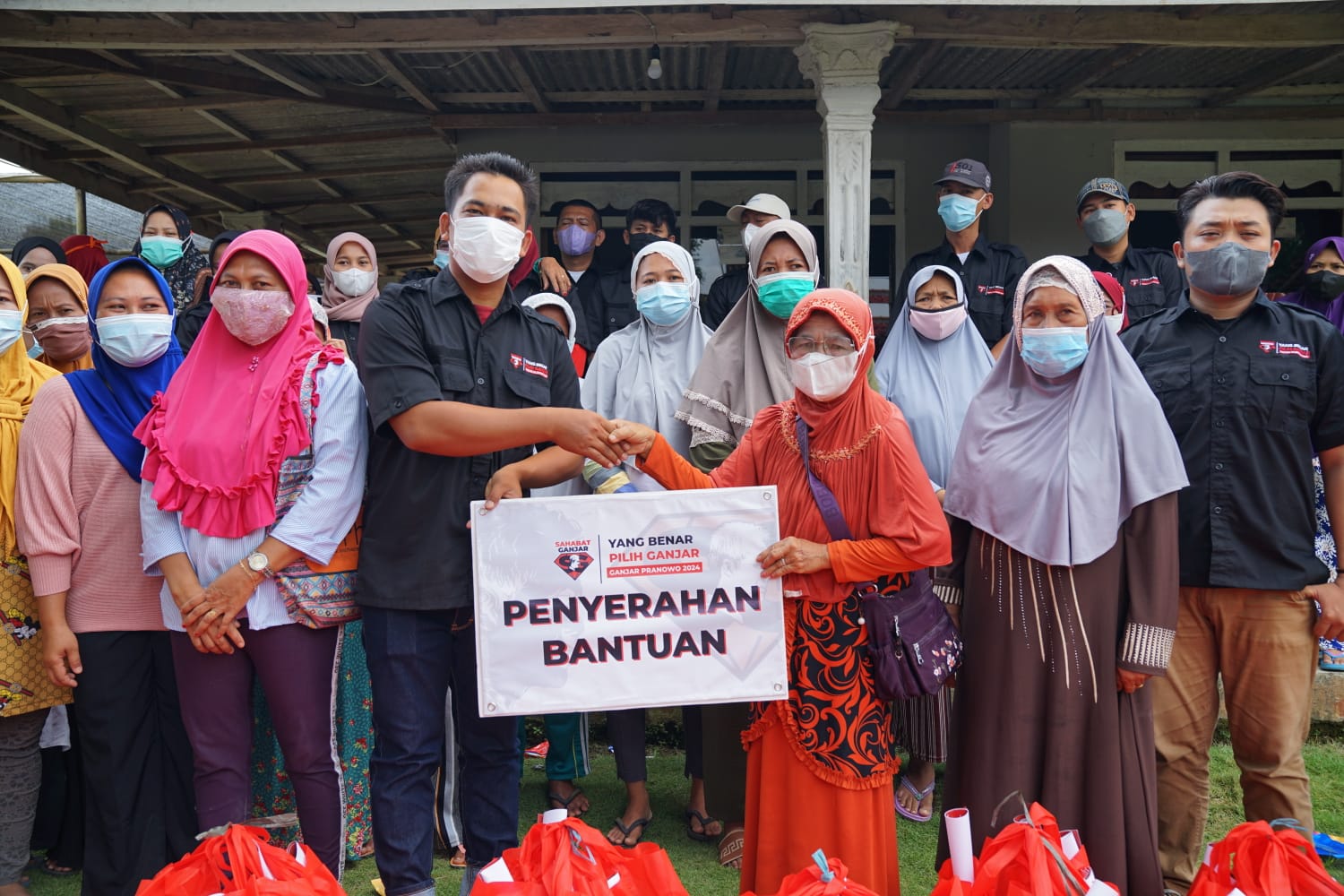 Sahabat Ganjar memberikan donasi pada warga di Lampung