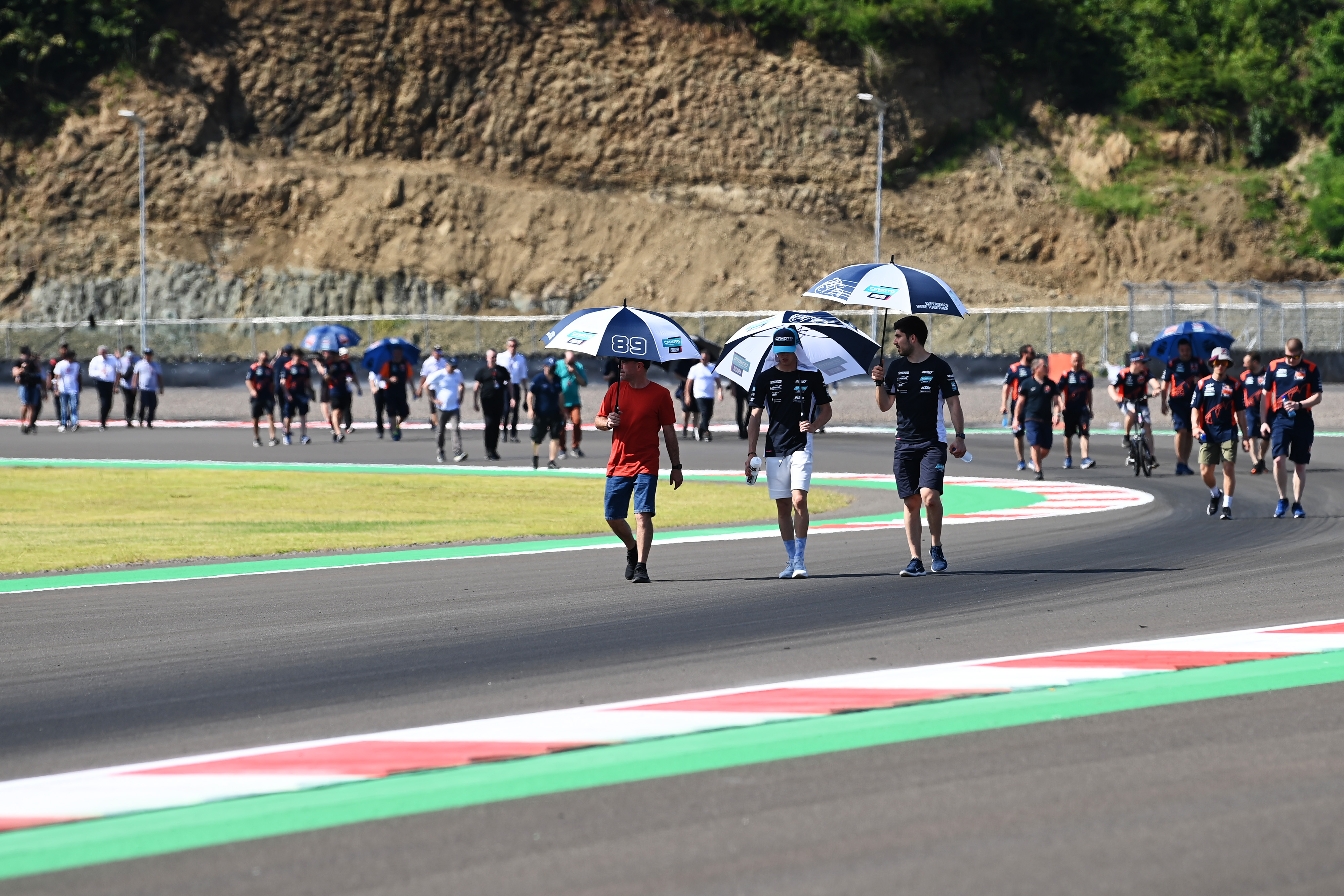 Sejumlah pembalap dan kru mengikuti sesi pengenalan lintasan jelang balapan MotoGP di Sirkuit Mandalika.