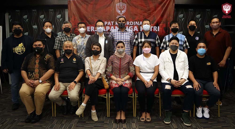 Pengurus Perbasi bersama dengan perwakilan klub usai rapat koordinasi rencana penyelenggaraan kompetisi basket wanita