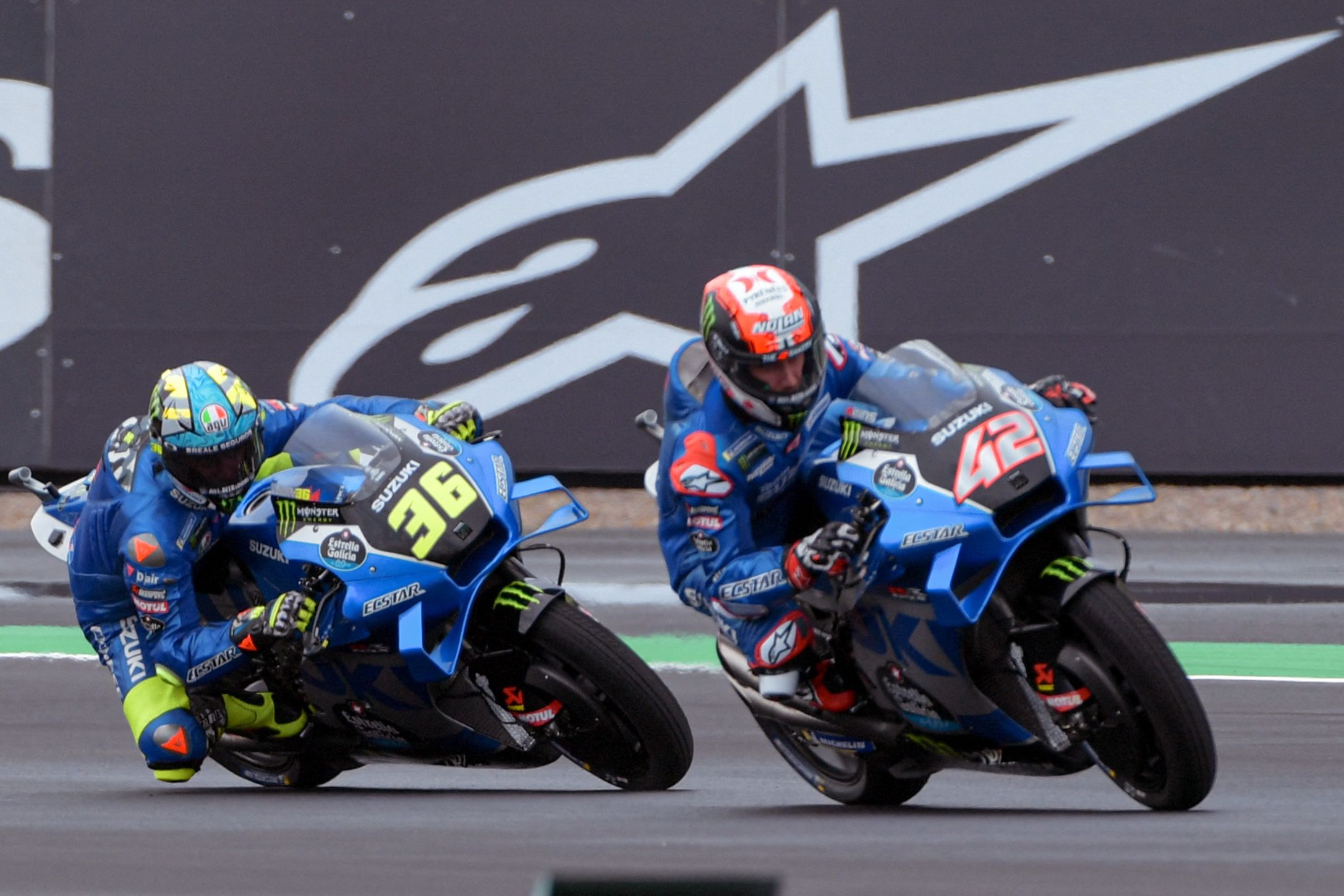 Dua pembalap Suzuki Ecstar Joan Mir dan Alex Rins saat menjalani sesi latihan bebas di GP Mandalika