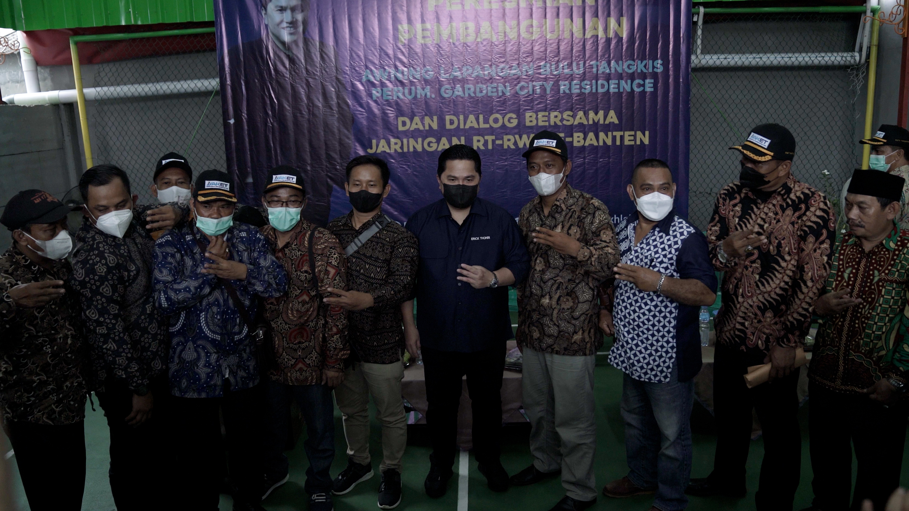 Menteri BUMN Erick Thohir (tengah) berfoto bersama dengan jaringan ketua RT/RW se-Banten.