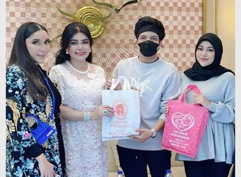 Prof. dr. Deby Vinski (kedua dari kiri) berpose bersama pasangan selebritas Aurel Hermansyah dan Atta Halilintar. 