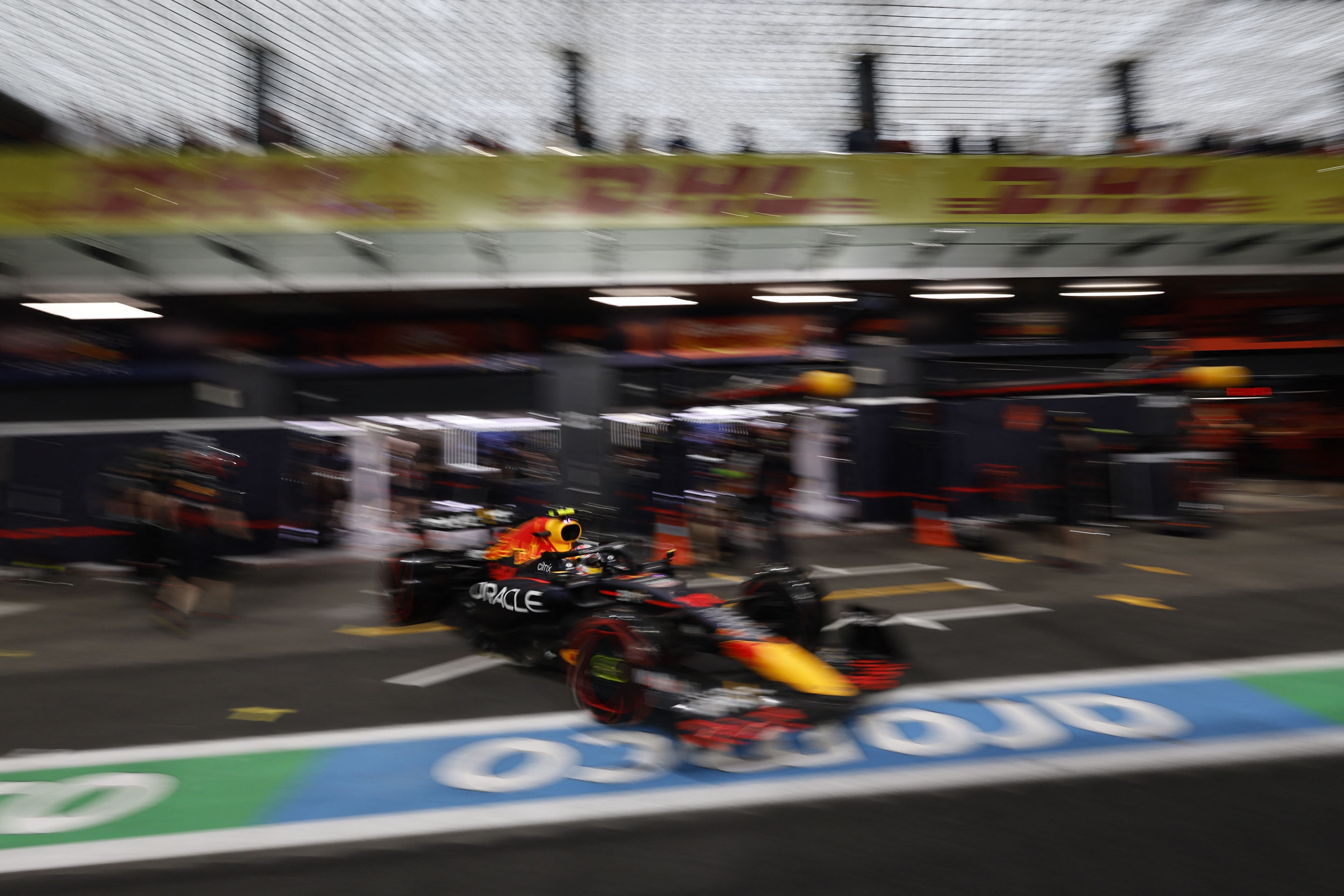 Pembalap Red Bull, Sergio Perez menjadi yang tercepat di babak kualifaikasi GP Arab Saudi di Sirkuit Jeddah Corniche.