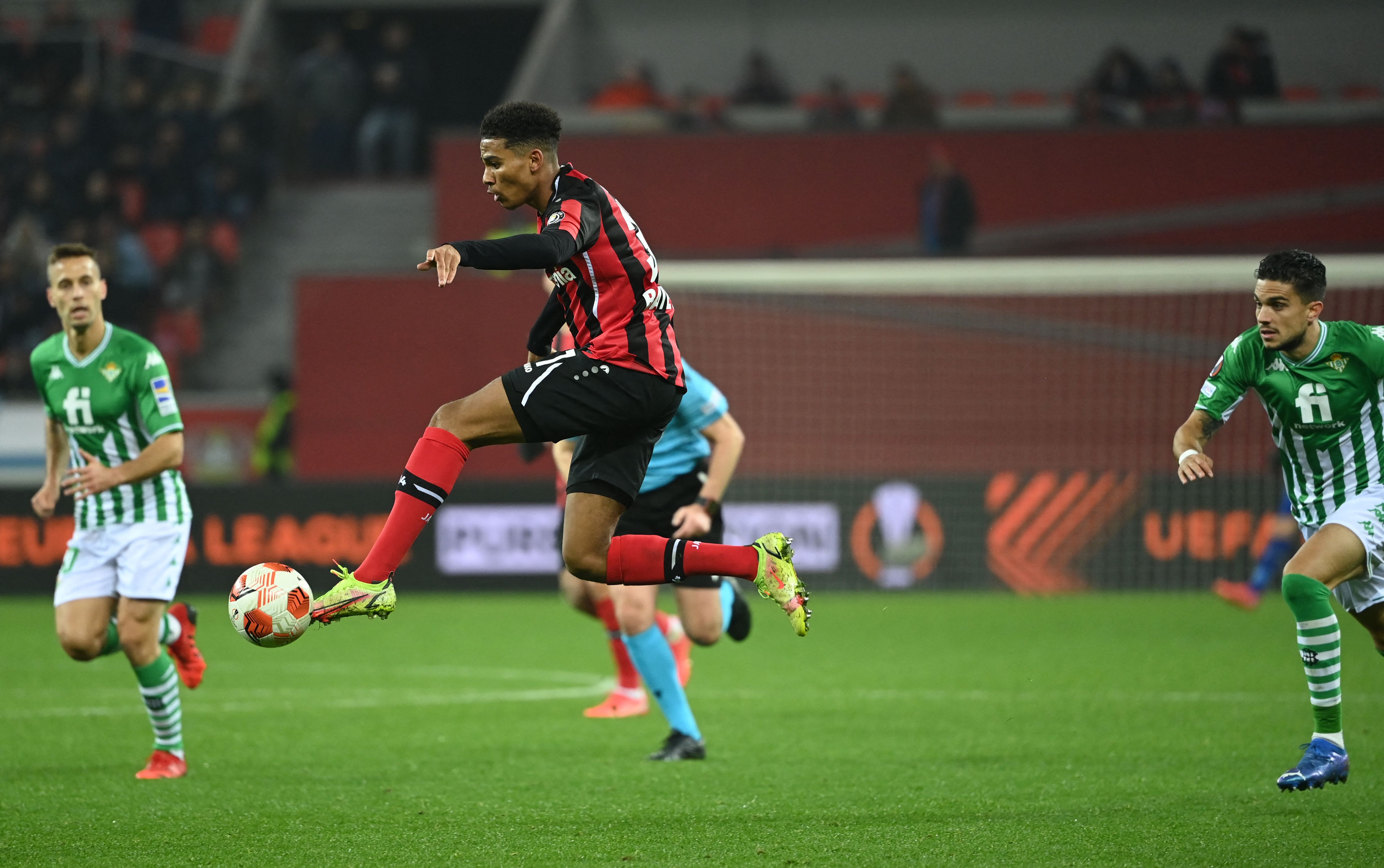 Gelandang Bayer Leverkusen Amine Adli