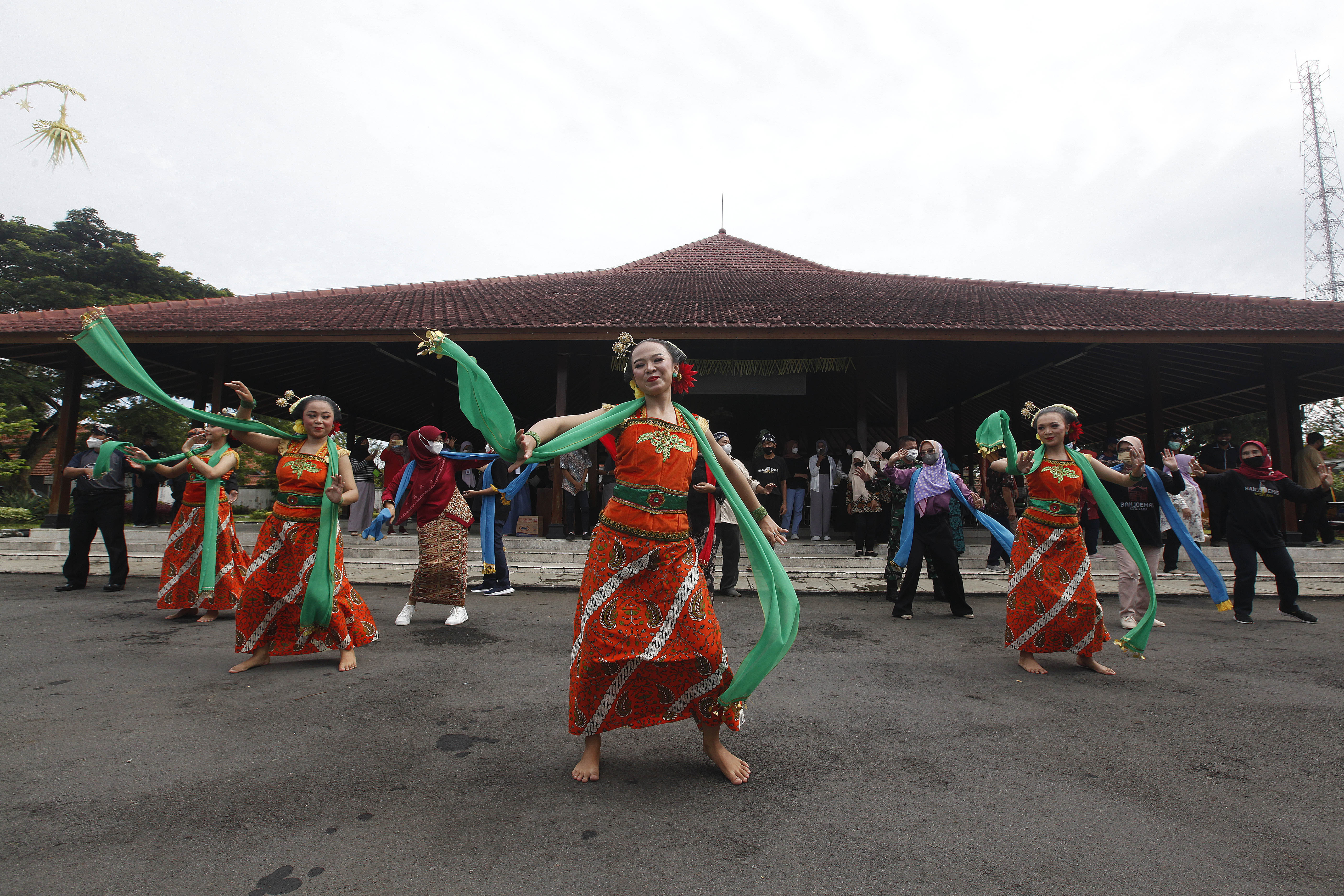 Penari menarikan Tari Lengger untuk menghibur masyarakat di Pendopo Kecamatan Banyumas, Jawa Tengah.
