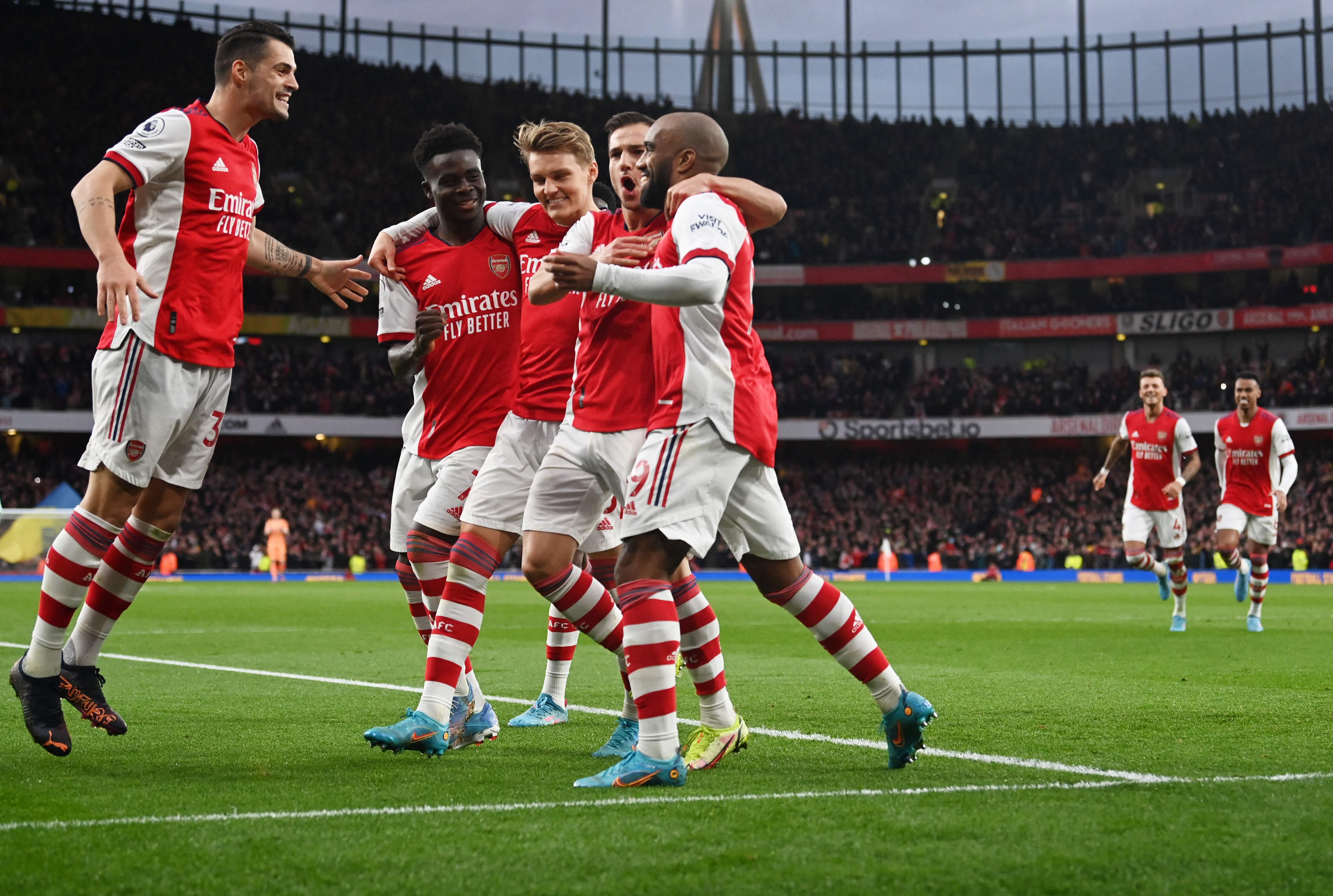 Para pemain Arsenal melakukan selebrasi usai mencetak gol ke gawang Leicester City di laga Liga Primer Inggris.