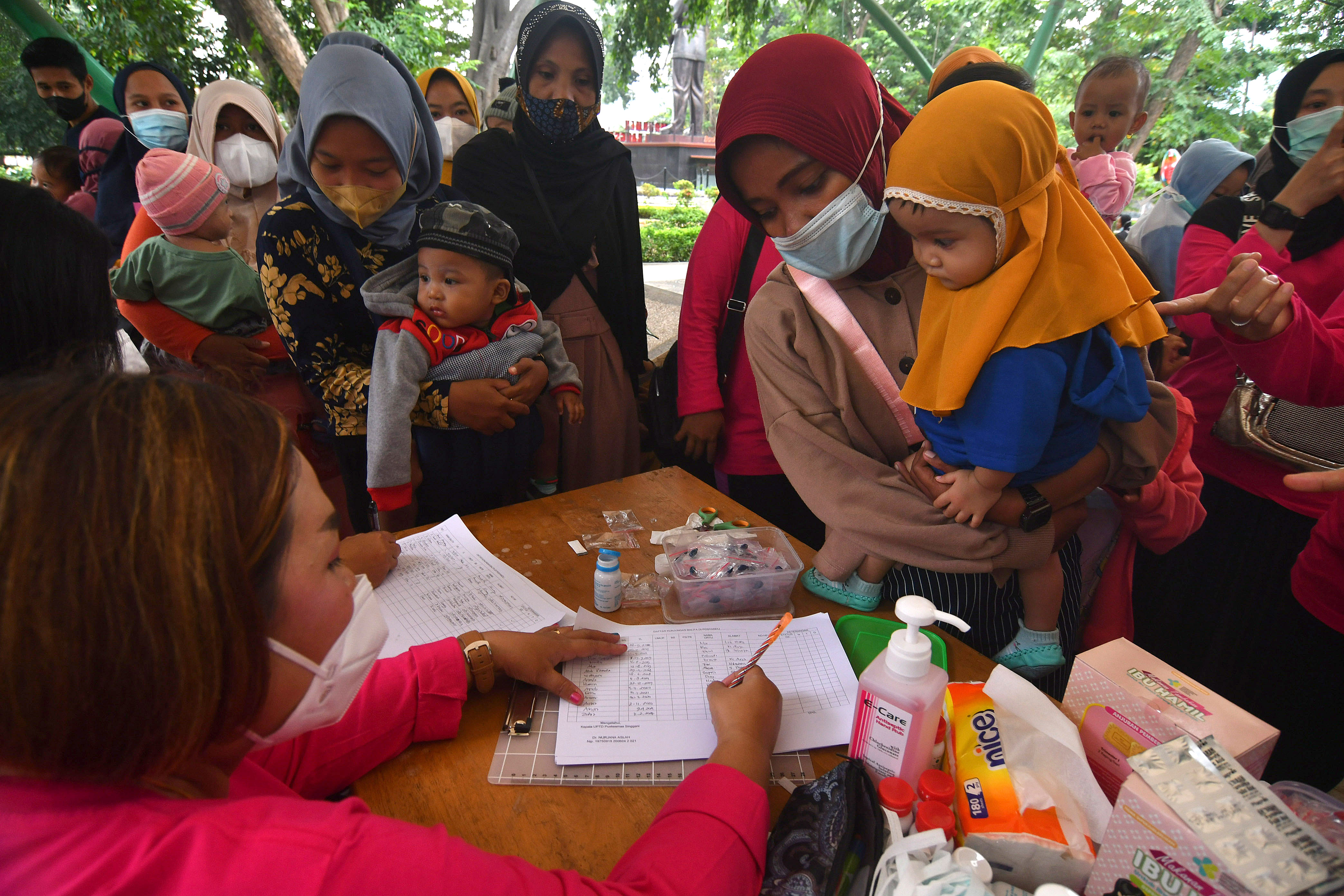  PENCEGAHAN STUNTING: Petugas mendata balita untuk mendapatkan makanan tambahan dan vitamin di Taman GOR Palu, Palu, Sulawesi Tengah.