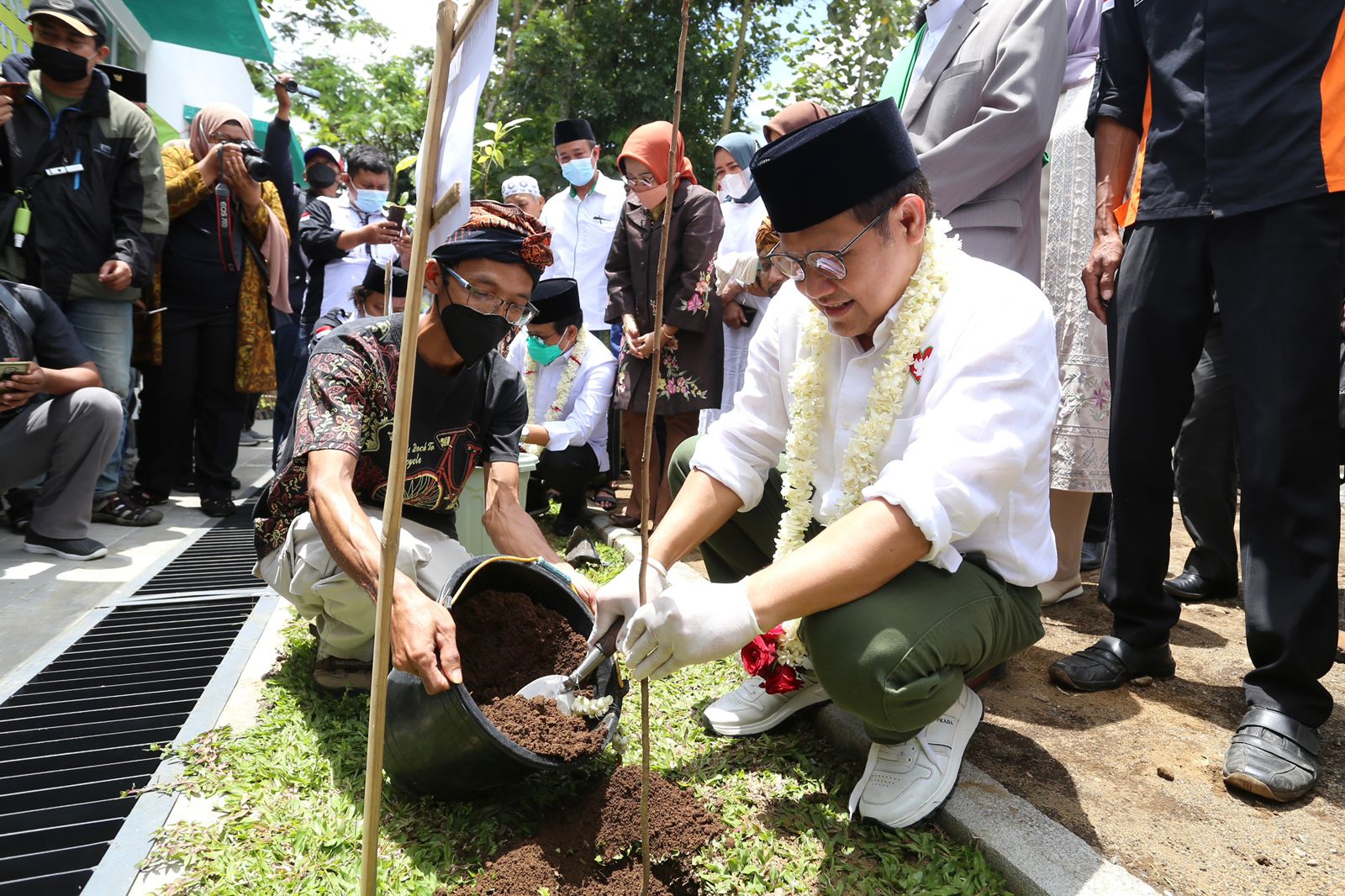 Wakil Ketua DPR RI Abdul Muhaimin Iskandar bersama komunitas pelestari lingkungan Jambe Klopo Doyong menanam 2000 pohon di Malang, Jatim.