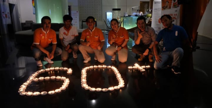  karyawan dan manajemen HARRIS & POP! Hotels Festival Citylink saat berpartisipasi mengikuti Kampanye Earth Hour