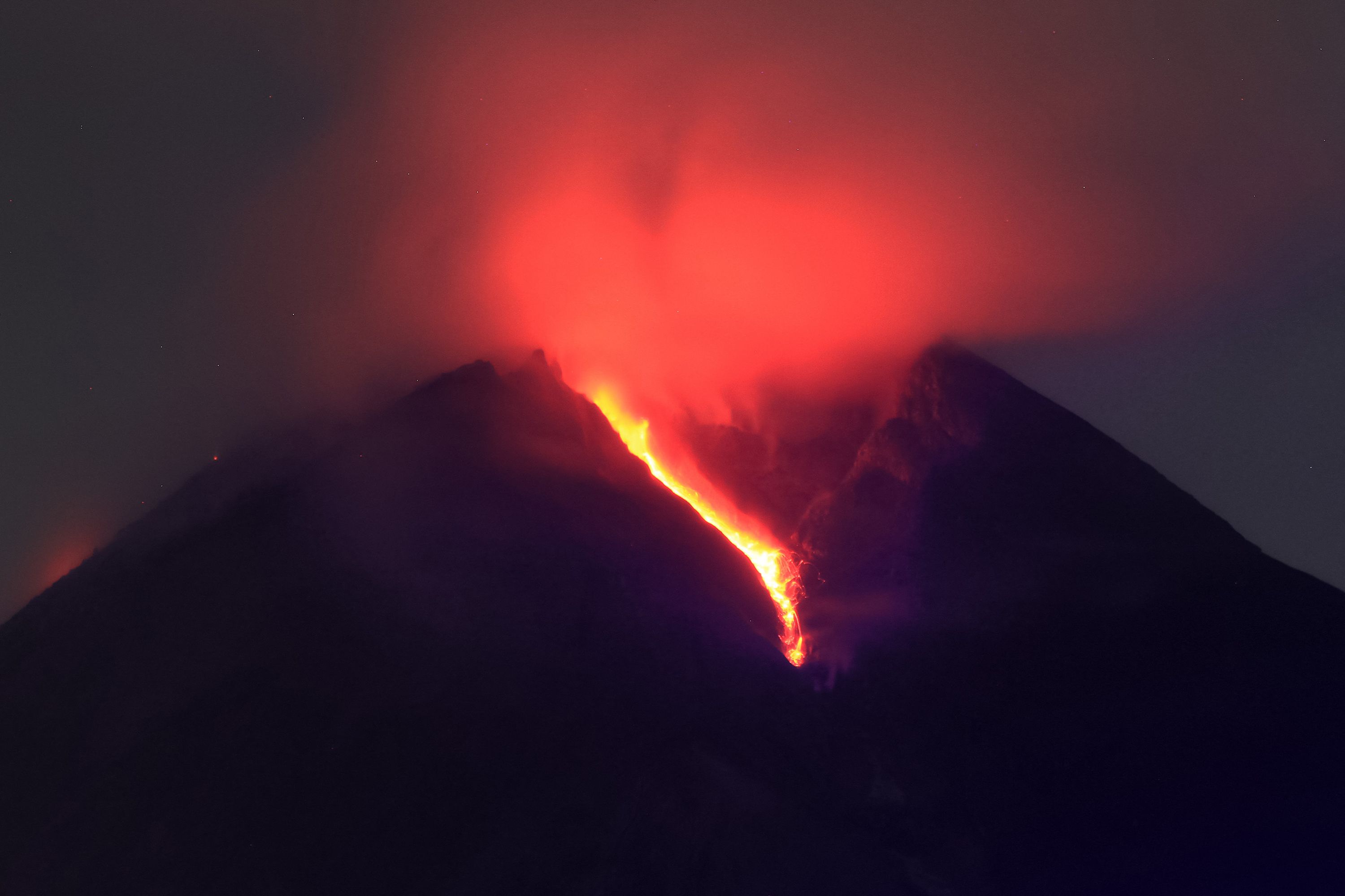 Guguran lava Gunung Merapi