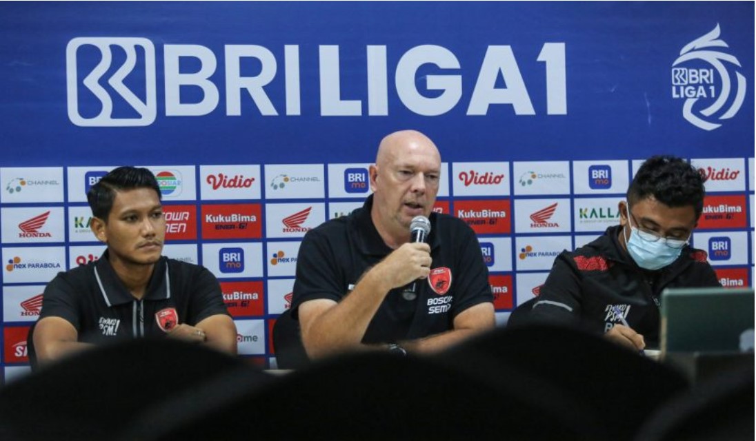 Pelatih PSM Joop Gall (tengah)