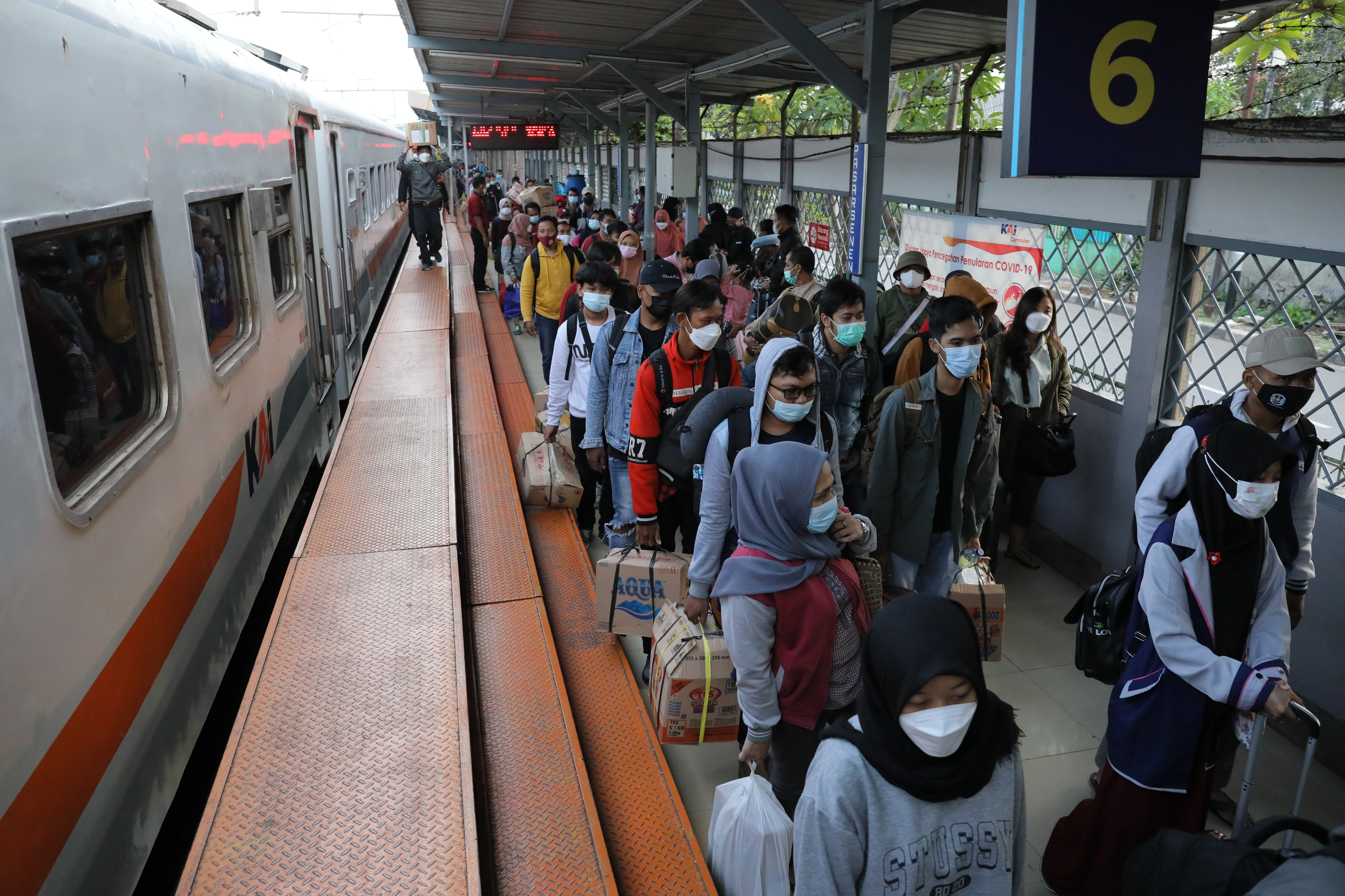 Pemudik tiba menggunakan Kereta Bengawan di Stasiun Pasar Senen, Jakarta.