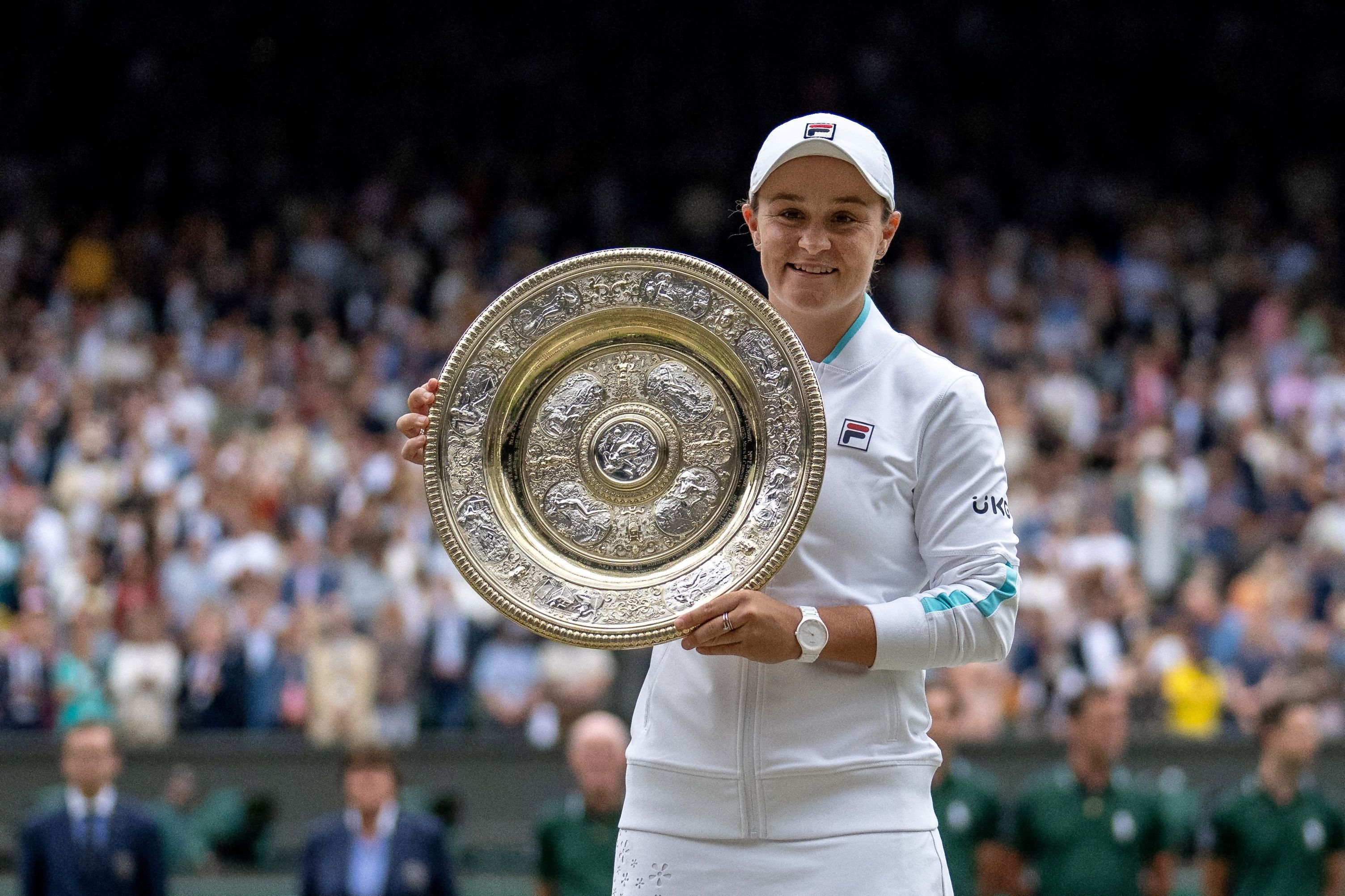 Petenis Australia Ashleigh Barty kala menjuarai Wimbledon pada 2021.