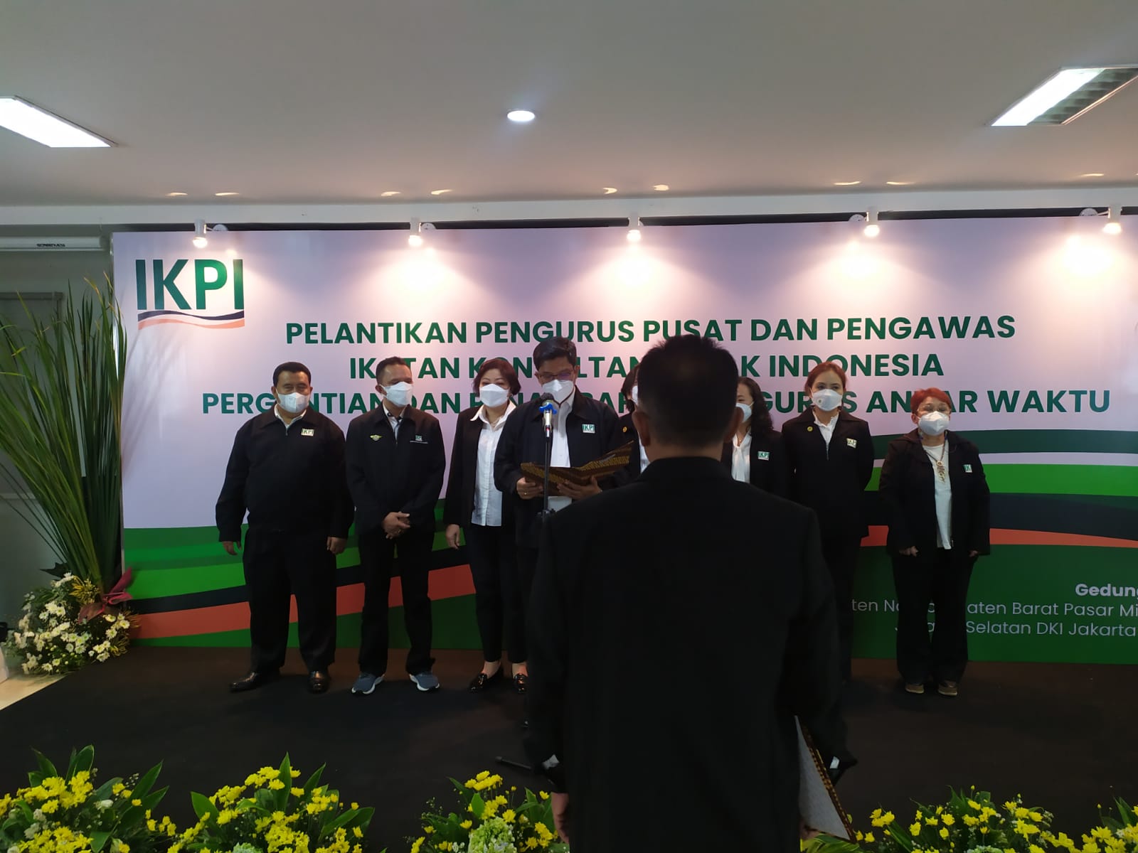 Ketua Umum Ikatan Konsultan Pajak Indonesia (IKPI) Ruston Tambunan memberikan sambutan di Kantor IKPI, Jakarta, Jumat (11/3).