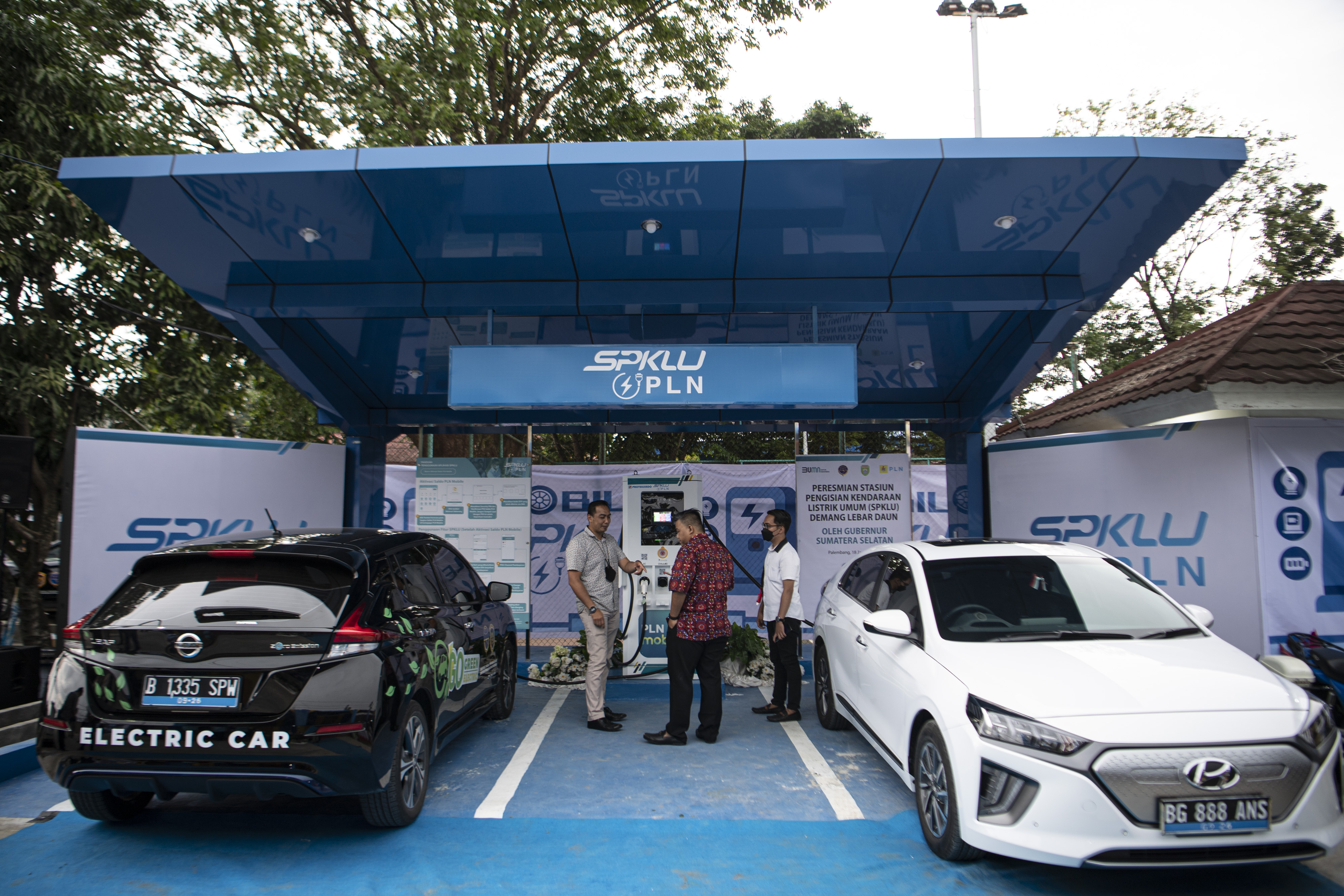 Mobil listrik mengisi daya di SPKLU