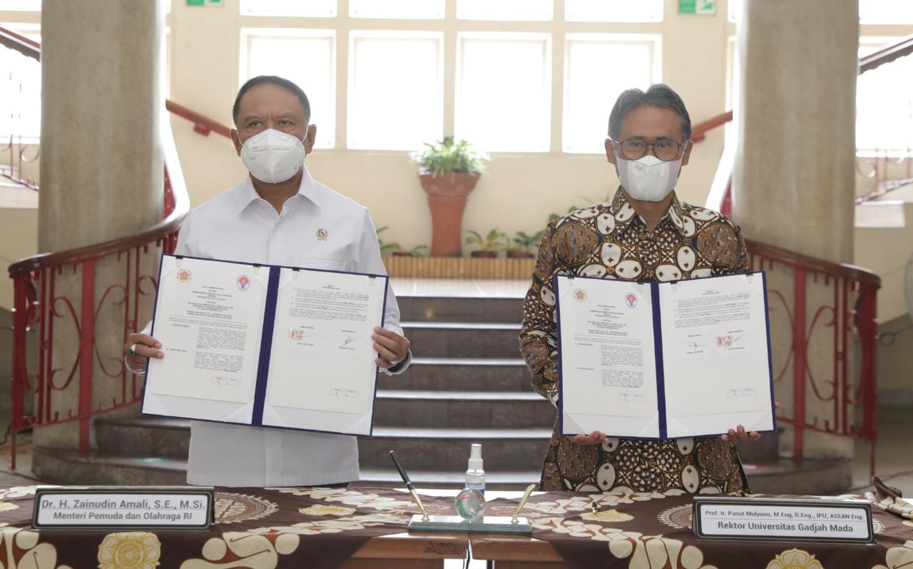 Menpora RI Zainuddin Amali (kiri) dan Rektor UGM Panut Mulyono setelah teken MoU.