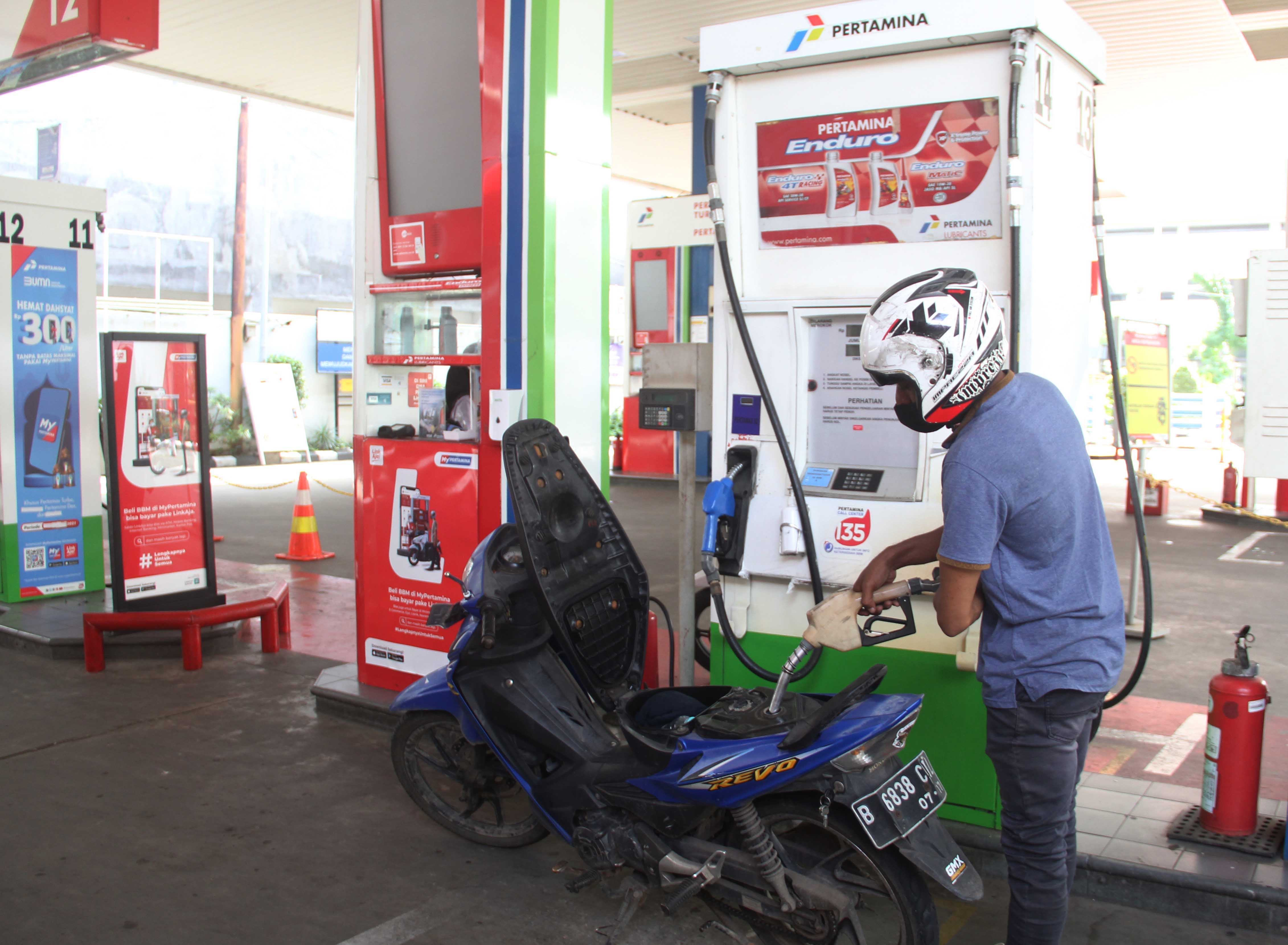 Pengendara mengisi BBM jenis Pertalite di SPBU Jakarta