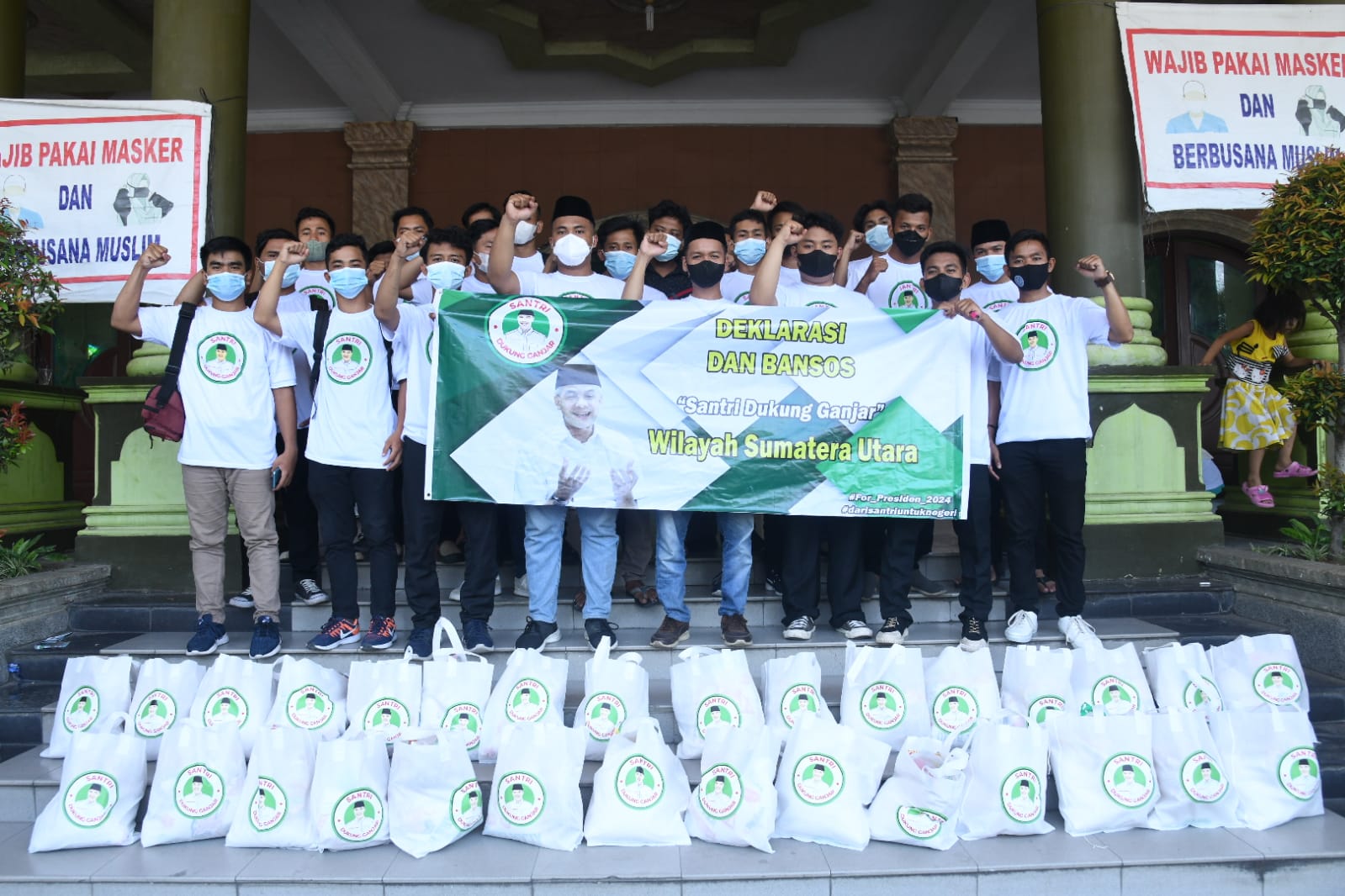 Sambil Bansos Mahasantri Sumut Dukung Ganjar Presiden 2024