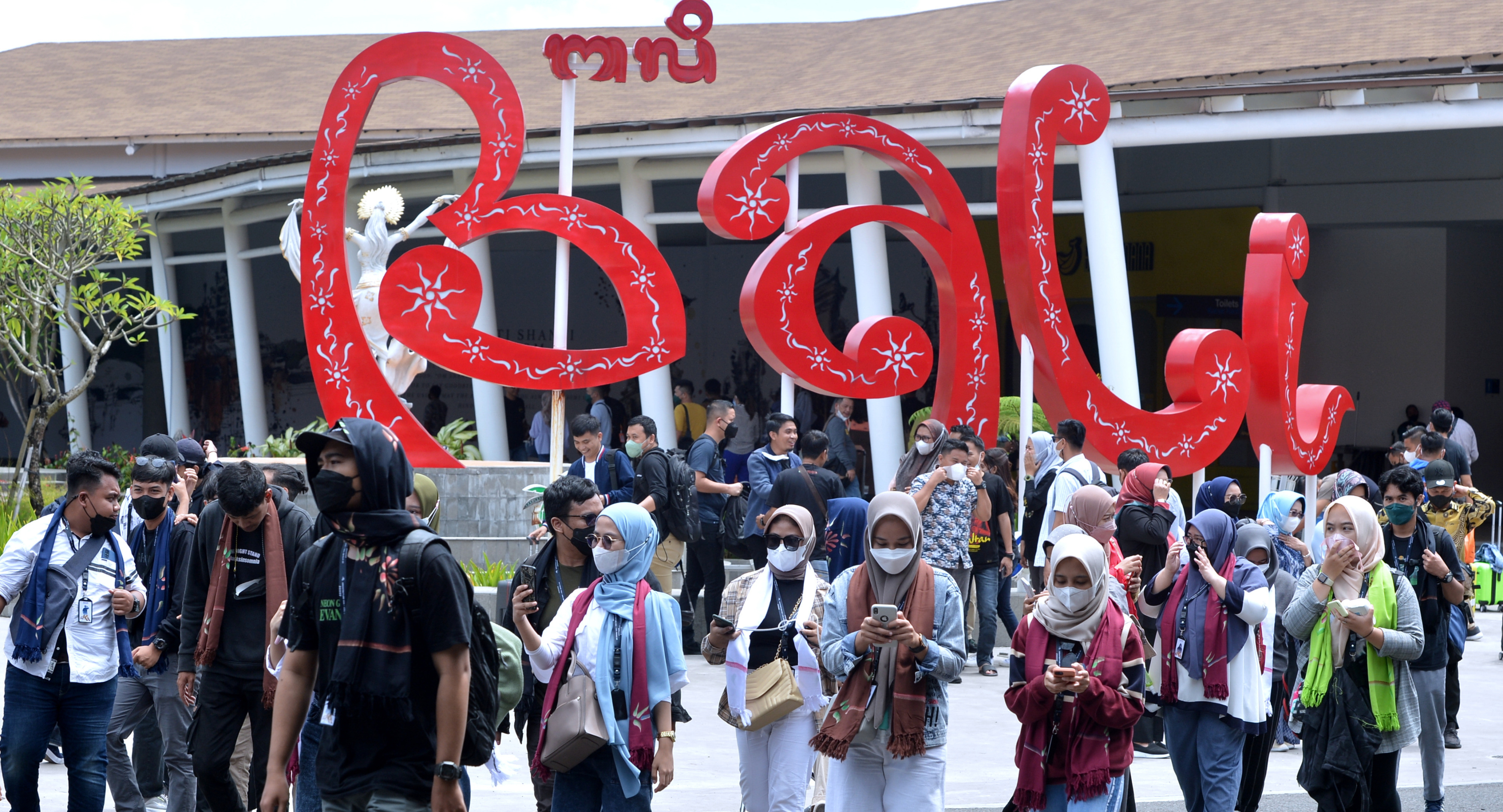 Penumpang pesawat tiba di Terminal Domestik Bandara Internasional I Gusti Ngurah Rai, Badung, Bali.