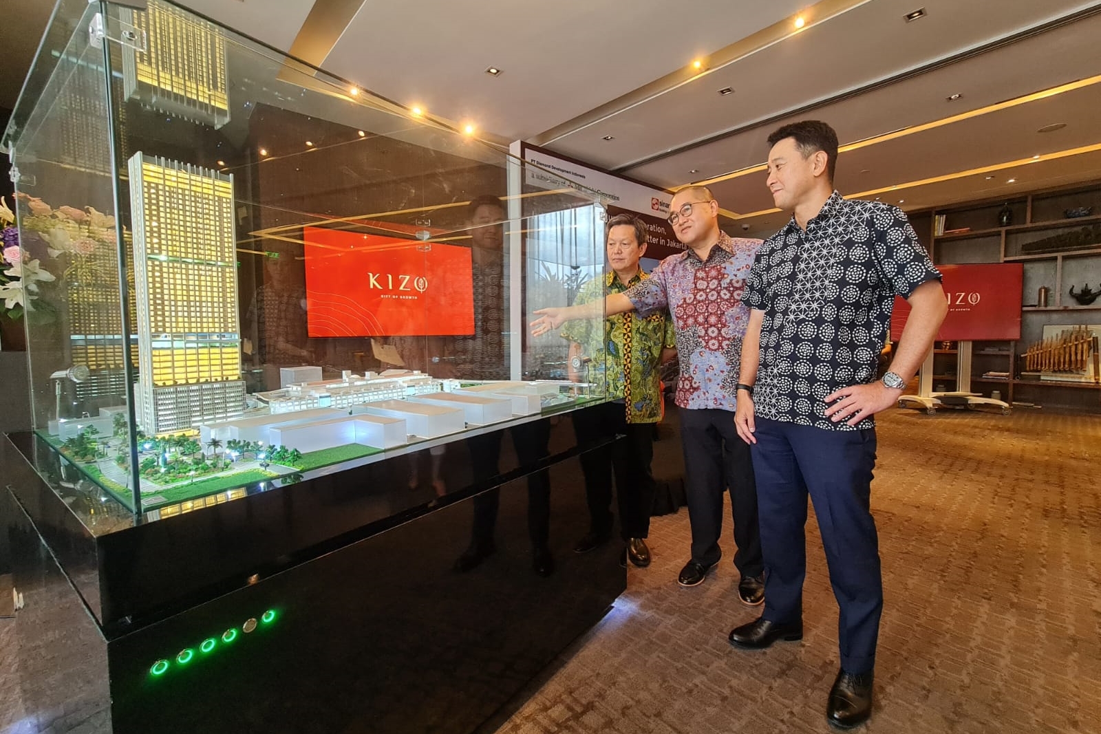 Vice President Director PT Duti Diamond Development Margiman (kiri) bersama Hongky J Nantung dan Kenji Ono.