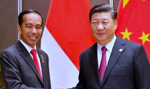 Presiden RI Joko Widodo (kiri) bertemu dengan Presiden Tiongkok Xi Jinping (kanan) dalam pertemuan bilateral di Port Moresby, Papua Nugini.