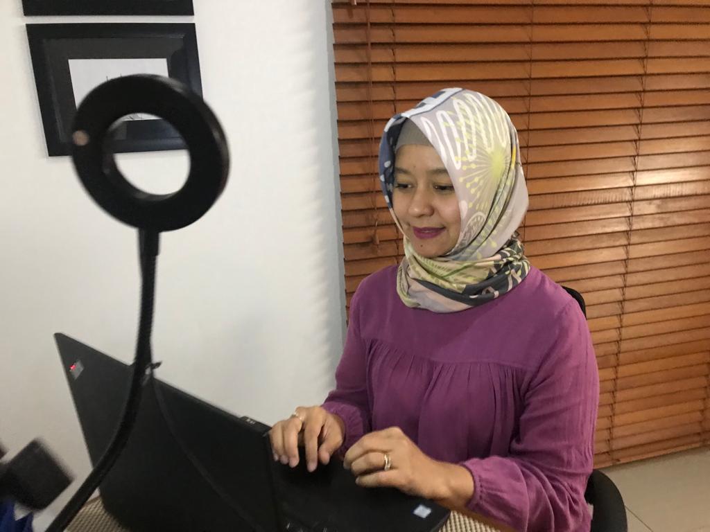 Dosen Akademi Televisi Indonesia (ATVI) Dewi Yudho Miranti ketika berbicara dalam acara Teras LPPM ATVI Kamis (17/3) malam.