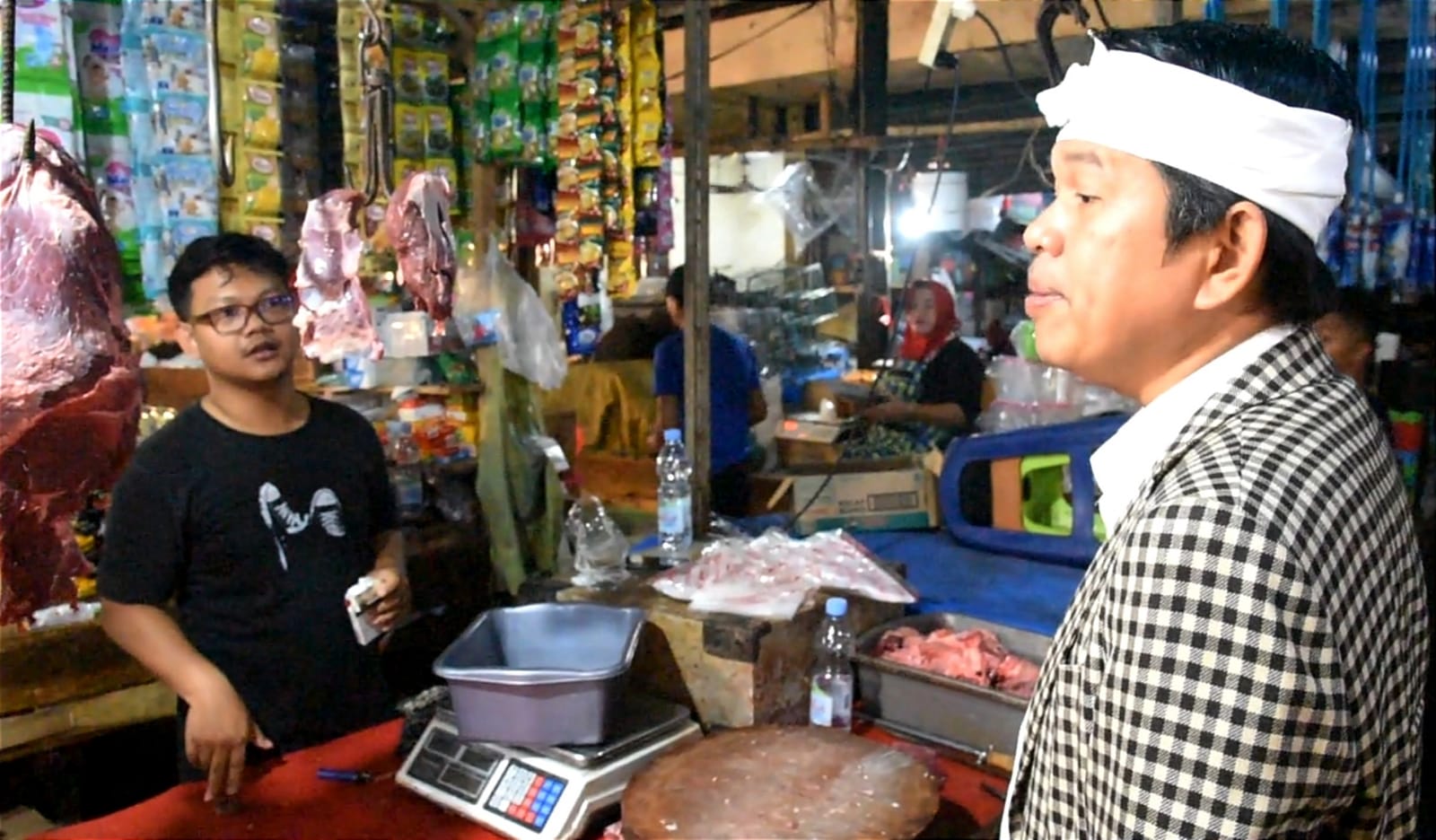 Anggota DPR RI Dedi Mulyadi saat memantau minyak goreng di pasar tradisional