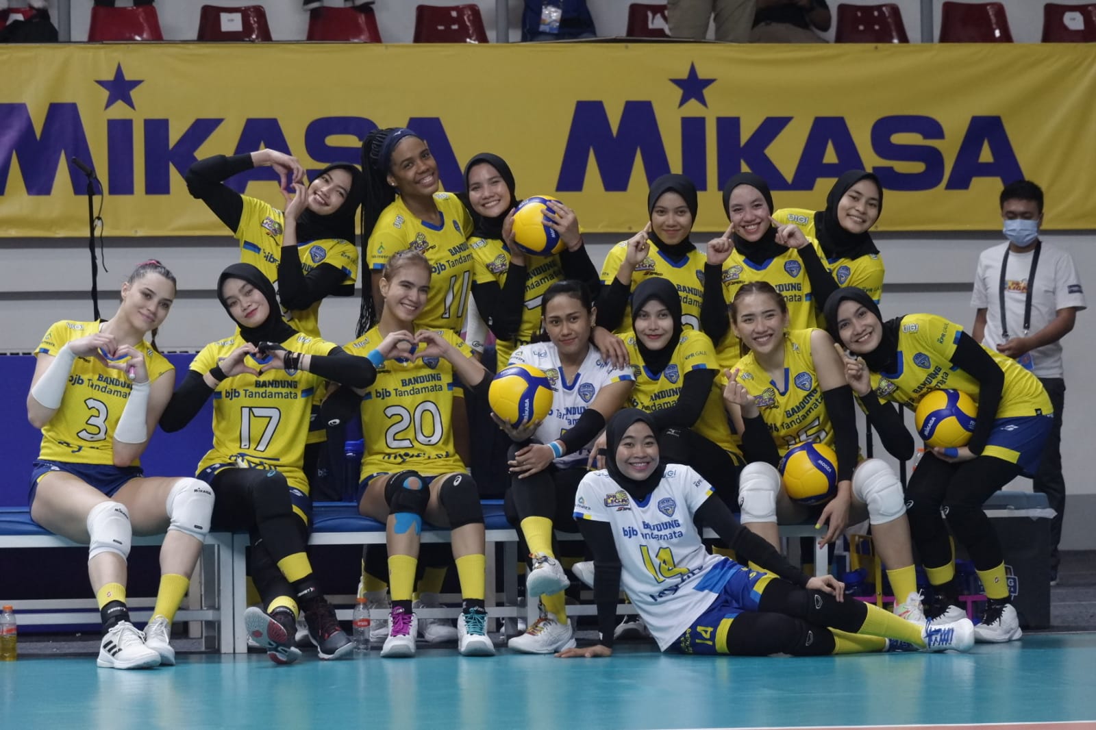 Tim Voli Putri Bandung BJB Tandamata seusai mengandaskan perlawanan Tim Jakarta Mandiri Popsivo Polwan 