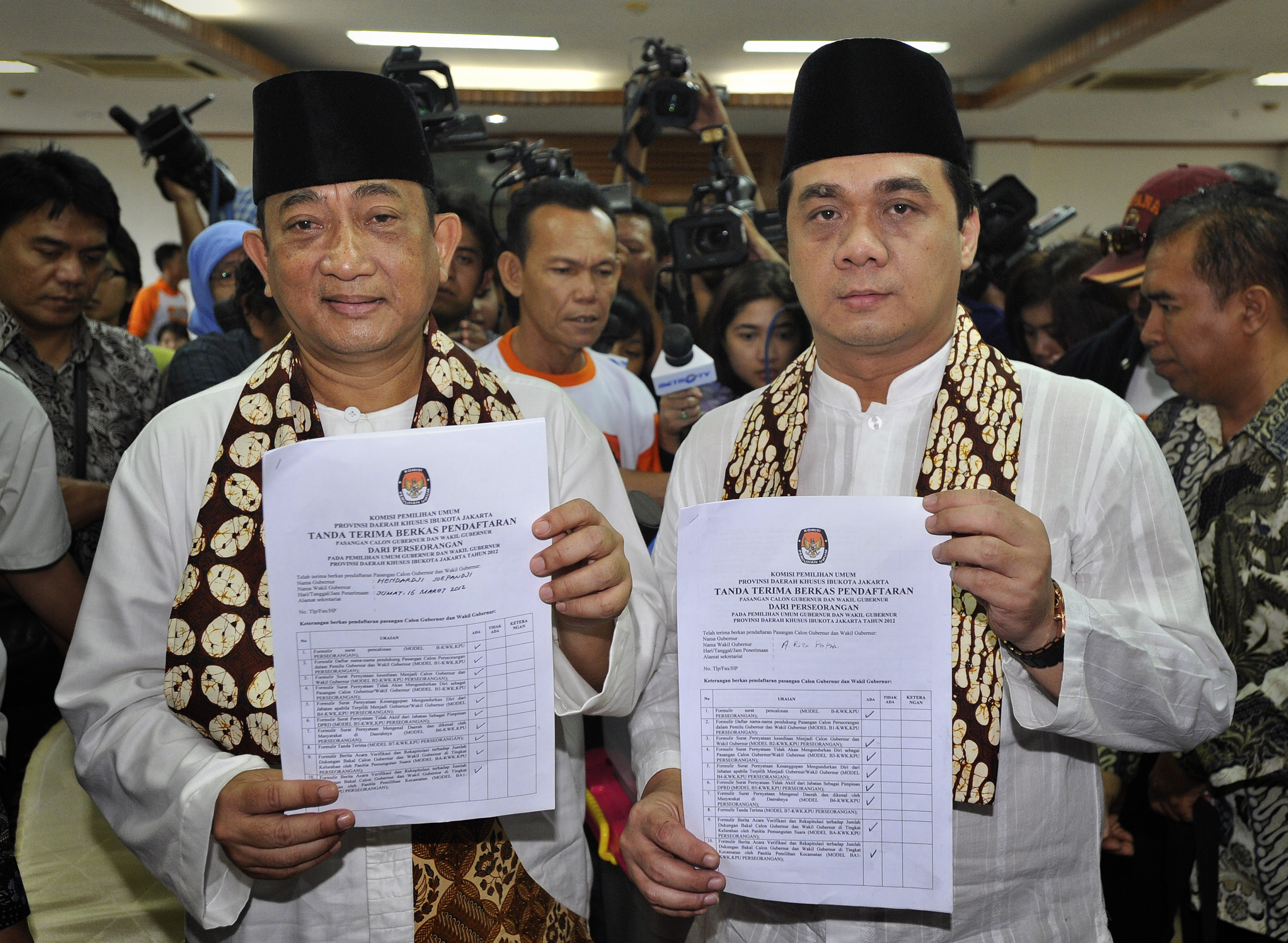 Riza Patria (kanan) di Kantor Komisi Pemilihan Umum Daerah (KPUD), Jakarta, Jumat (16/3/2012). 