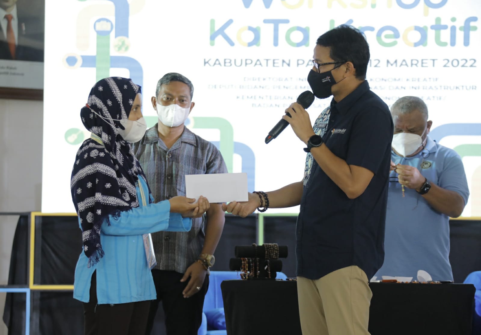 Sandiaga Uno terkejut saat Izuryani (37), pelaku kriya aksesoris dan perhiasan di Pacitan menghadiahkannya sebuah kalung khusus