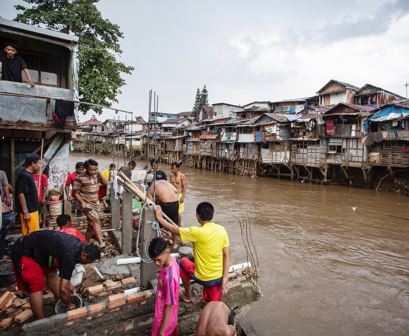 Sejumlah warga membangun sarana MCK di bantaran Sungai Ciliwung, Manggarai, Jakarta.