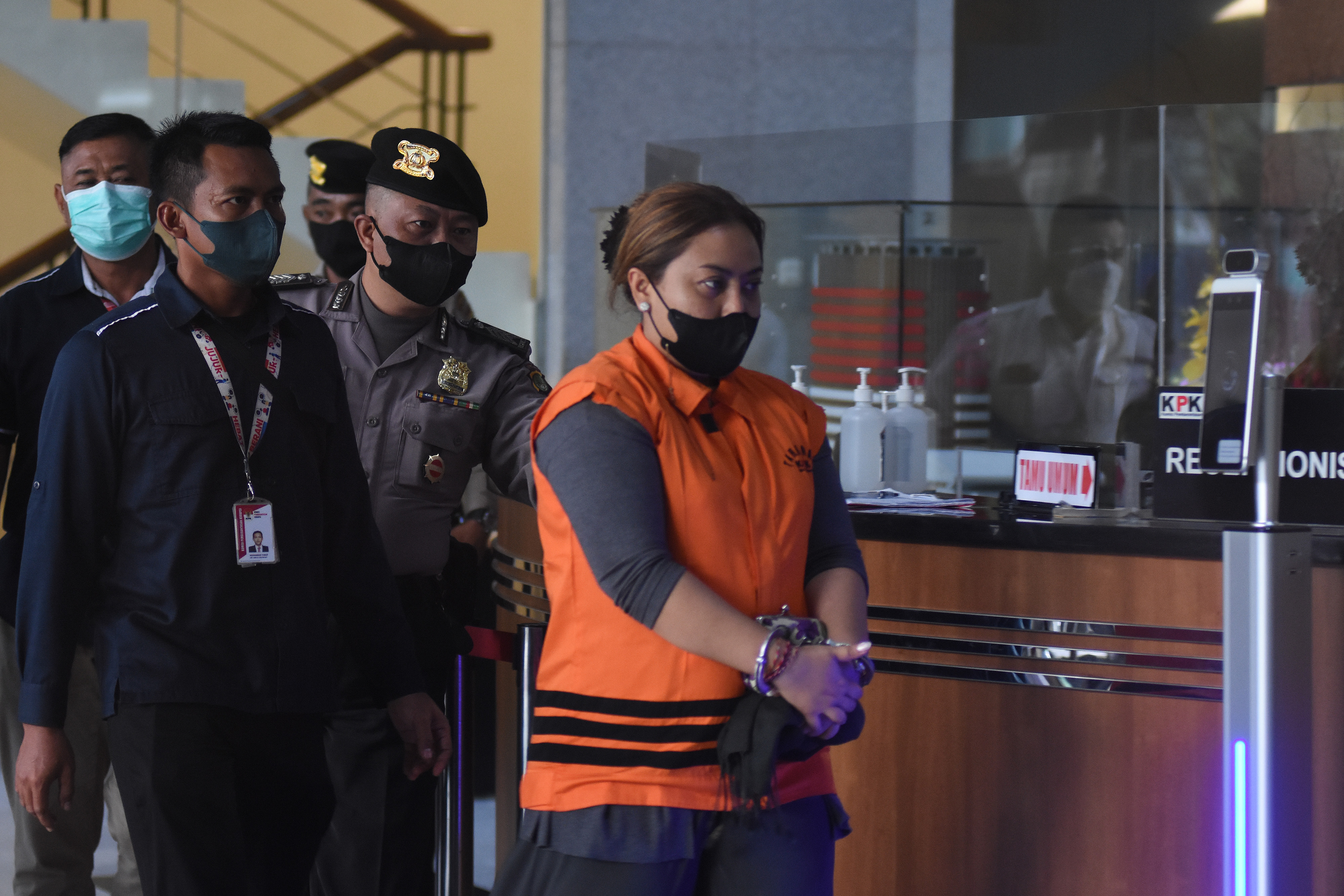 Mantan Bupati Tabanan Ni Putu Eka Wiryastuti mengenakan rompi tahanan usai ditetapkan sebagai tersangka oleh KPK, Kamis (24/3). 