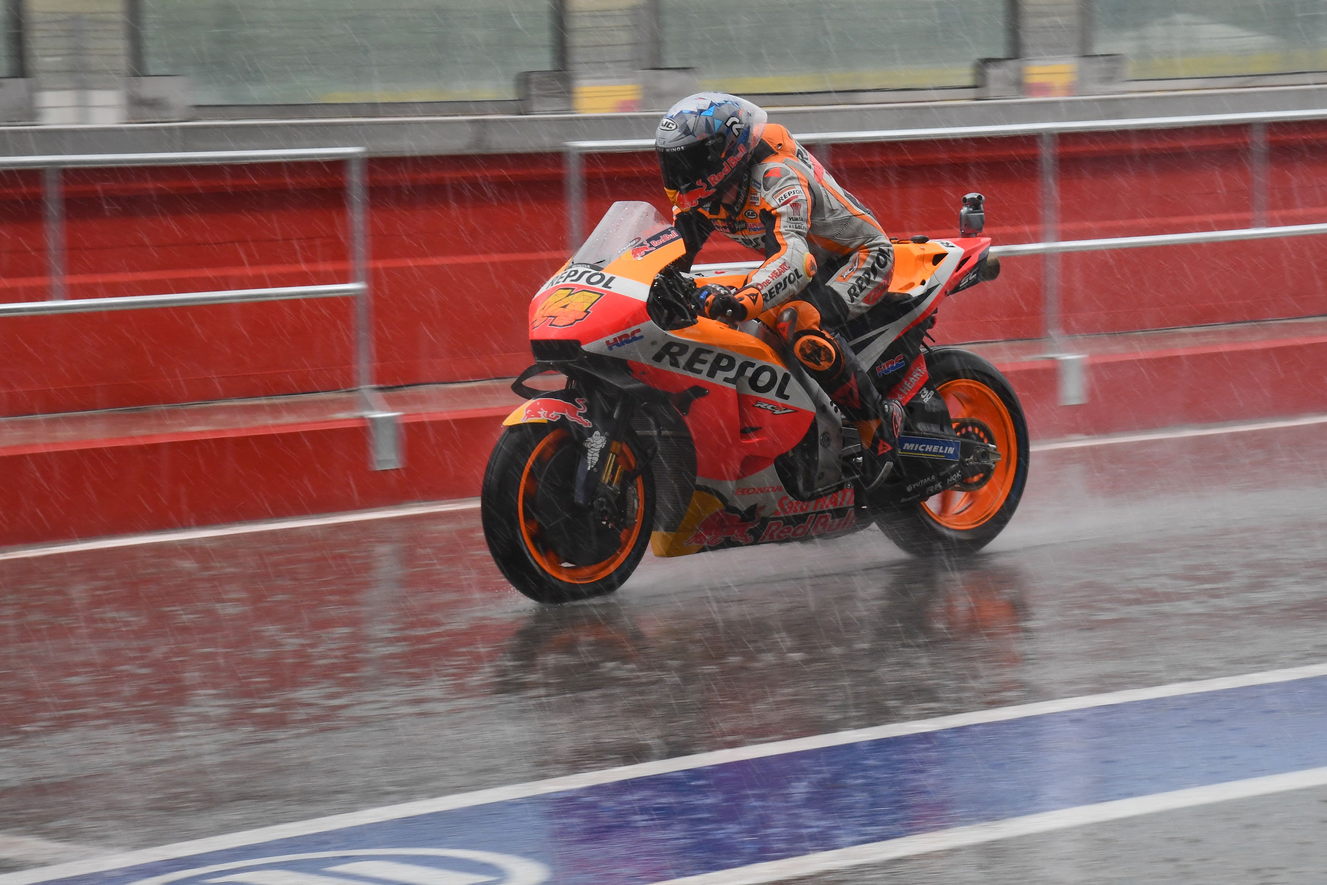 Pembalap asal Spanyol, Pol Espargaro, yang terpaksa keluar jalur akibat hujan deras di Sirkuit Mandalika.