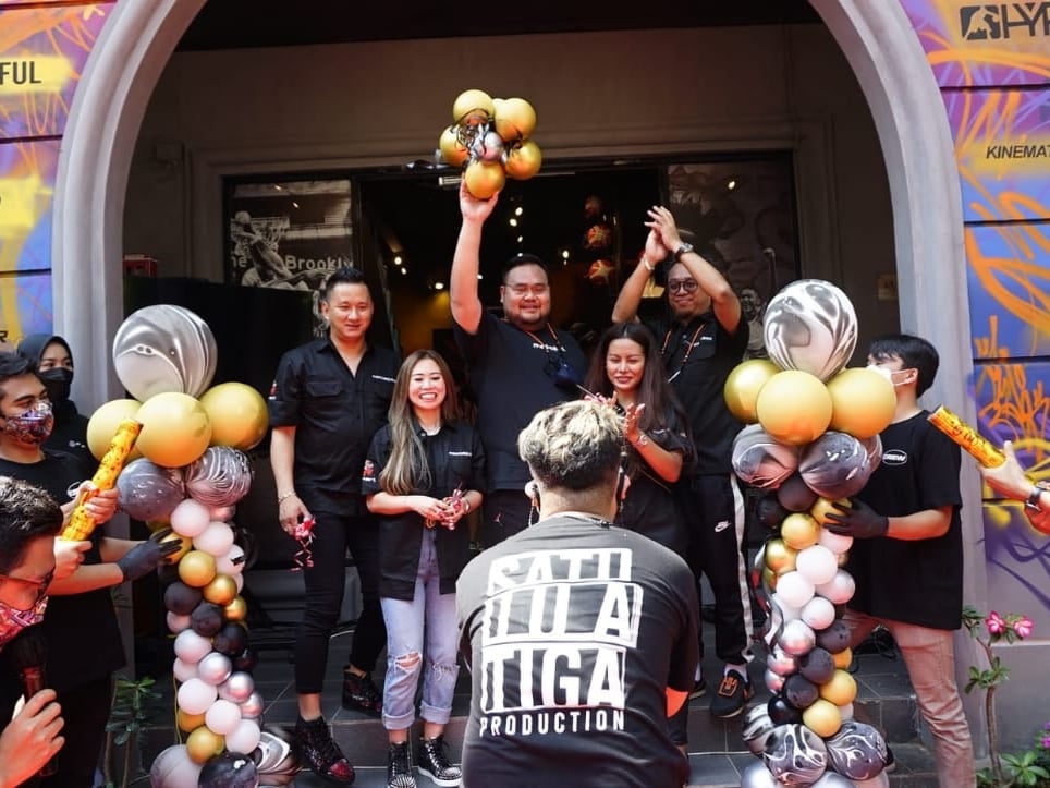 Berbagai jenis produk Molten terutama bola basket tersedia lengkap di outlet ini dan bola Molten menjadi produk unggulan toko.