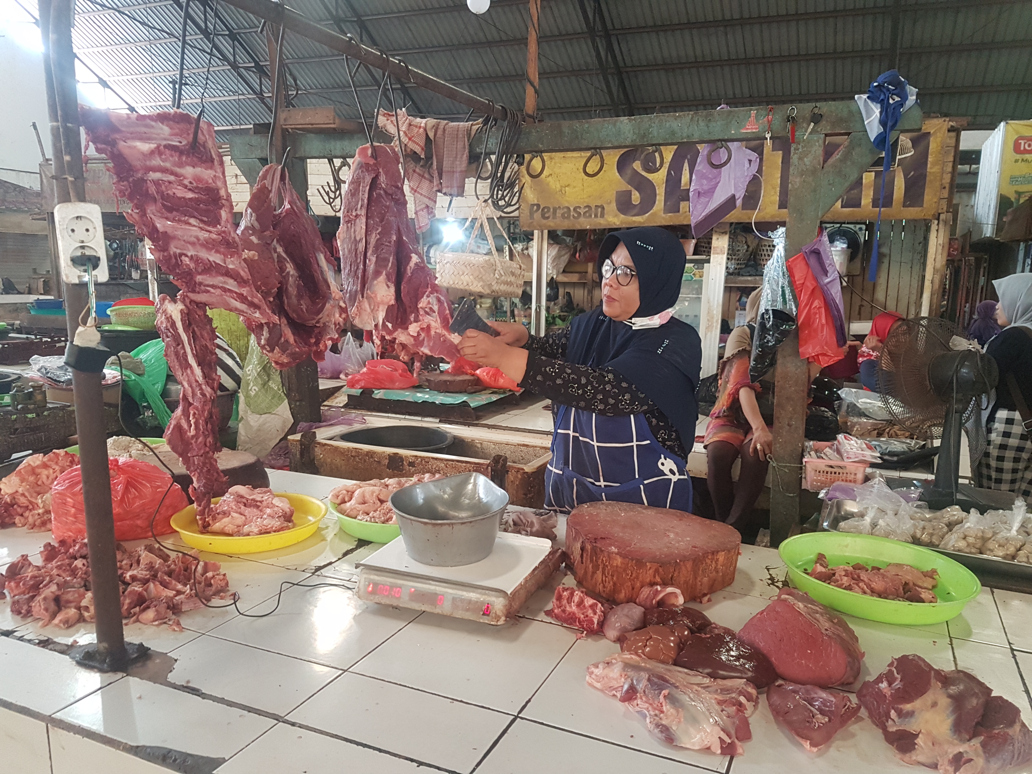 Pedagang daging sapi di Pasar Bitingan Kudus, Selasa (1/3/2022).