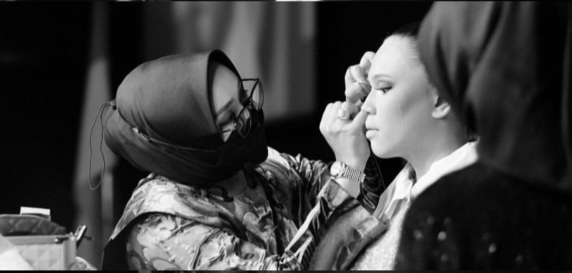 Dewitian sedang mempraktekkan tata rias atau makeup