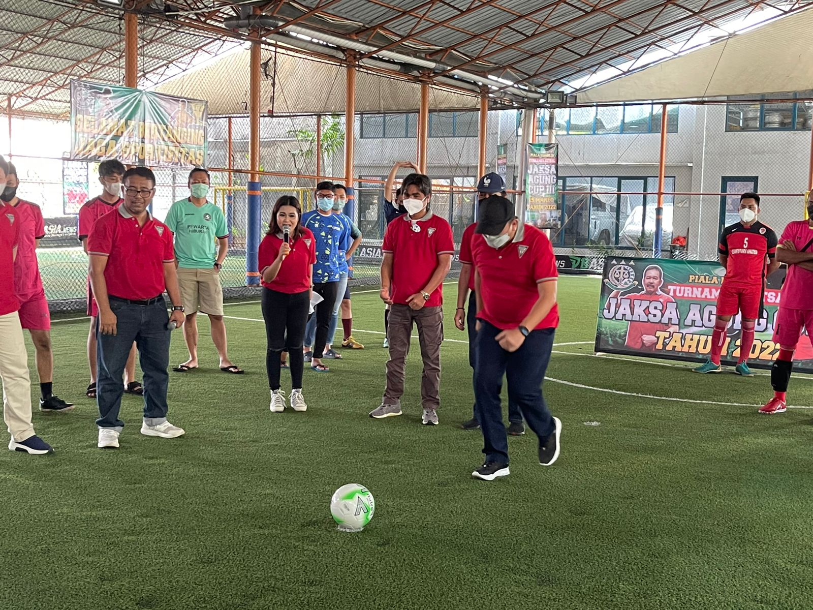 Kapuspenkum Kejagung Ketut Sumedana bersiap melakukan tendangan pembuka Turnamen Futsal Jaksa Agung 