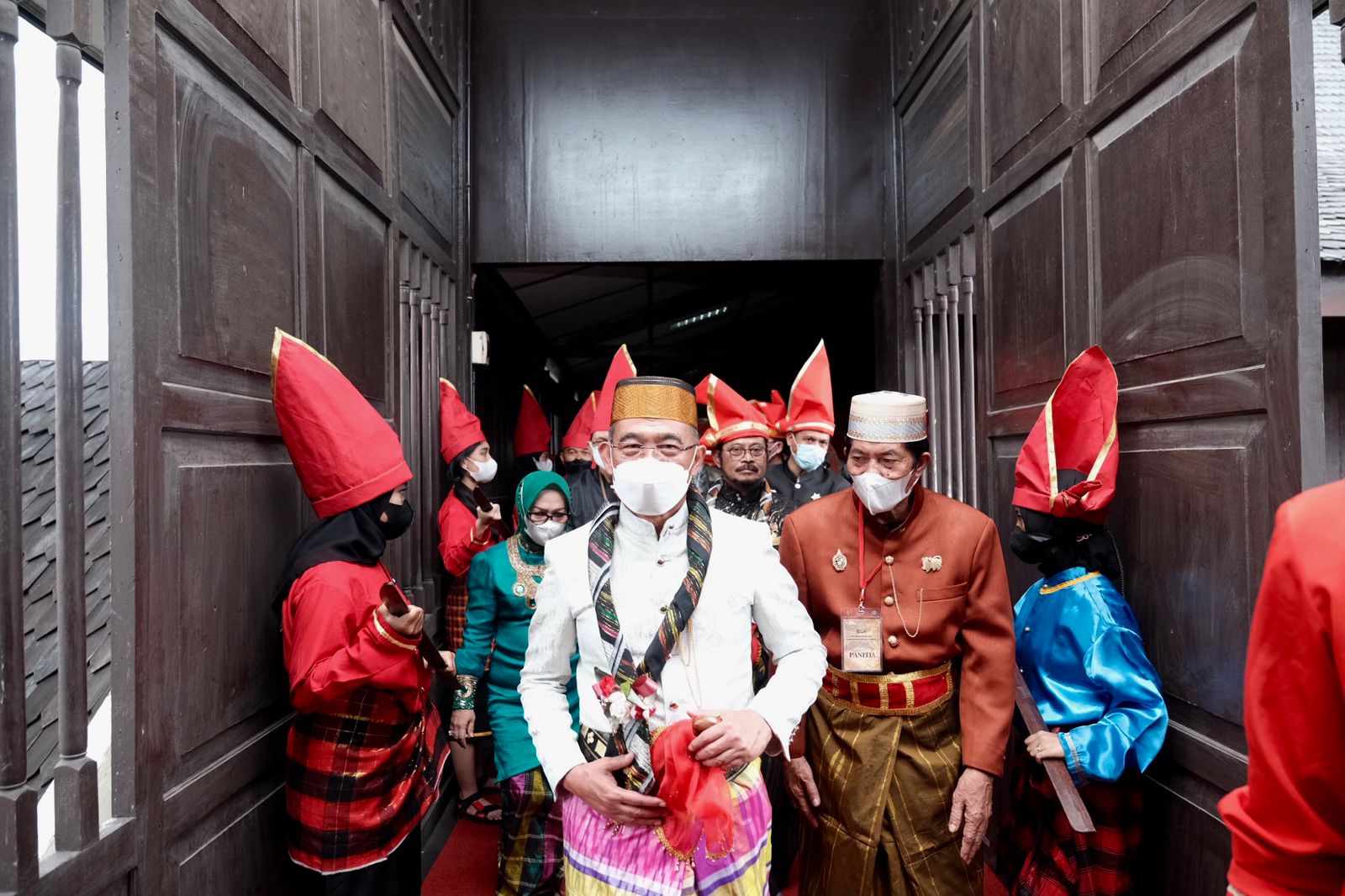 Menko PMK Muhadjir Effemdy mengenakan pakaian adat Gowa