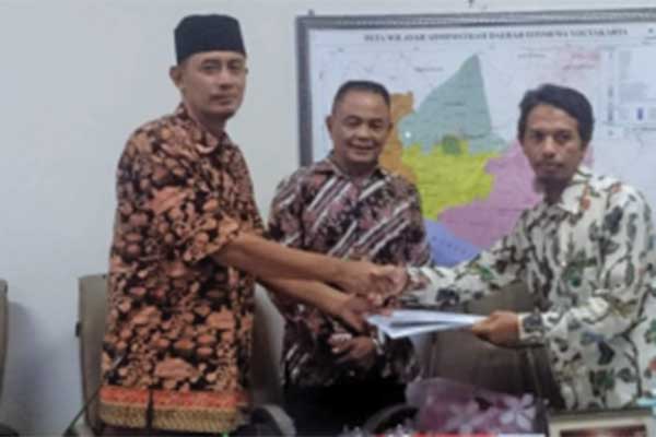 Salah satu kegiatan peneliti IHIS dengan anggota parlemen Daerah Istimewa Yogyakarta.