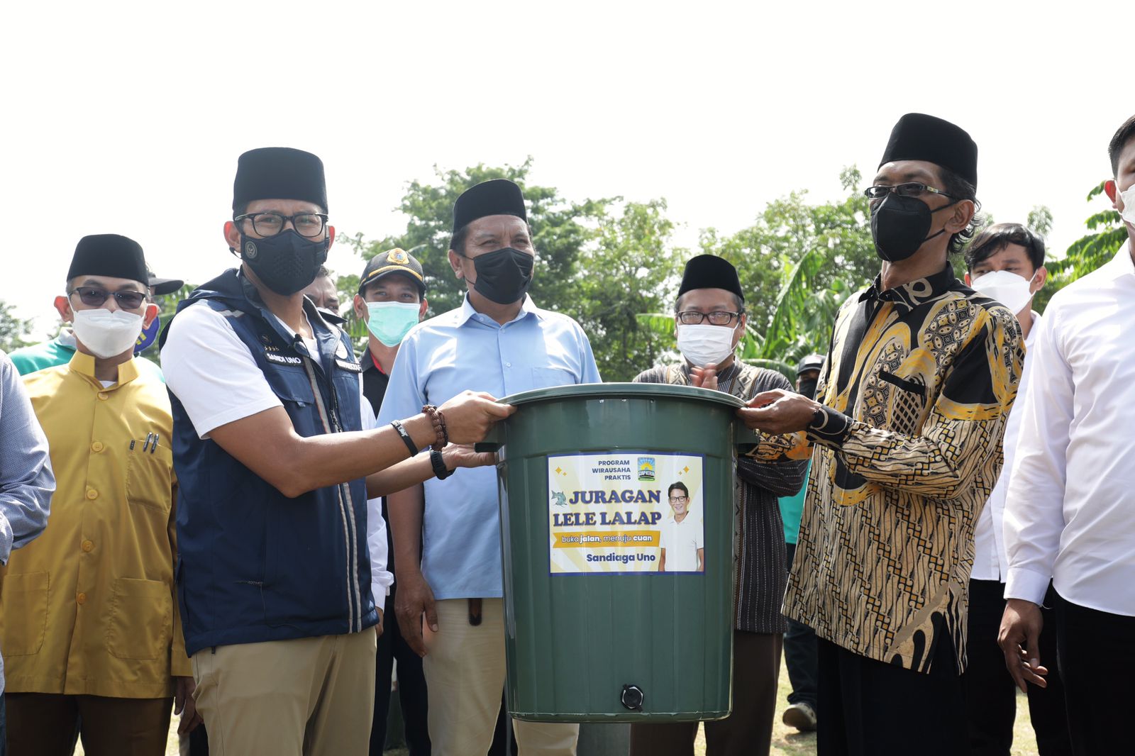 Sandiaga di lapangan Yayasan Al-Asyirotus Syafiiyyah Assaidiyyah, Jalan Raya Penggilingan Pedaengan RT 04/08, Cakung, Jaktim, Selasa (22/3)
