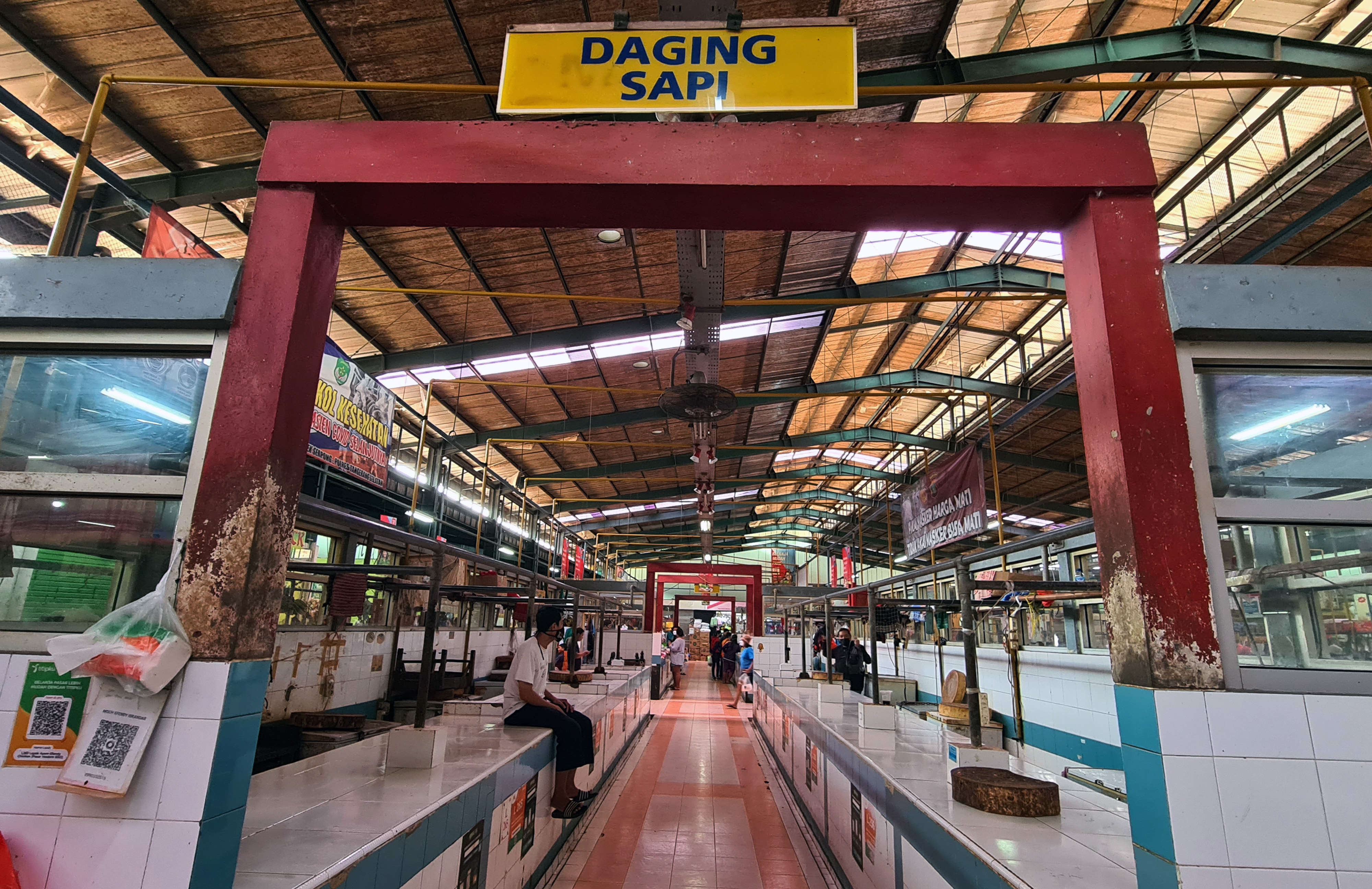 Seorang pedagang daging sapi berada di los khusus penjualan daging sapi di Pasar Modern BSD, Serpong, Tangerang Selatan, Banten, Selasa (1/3