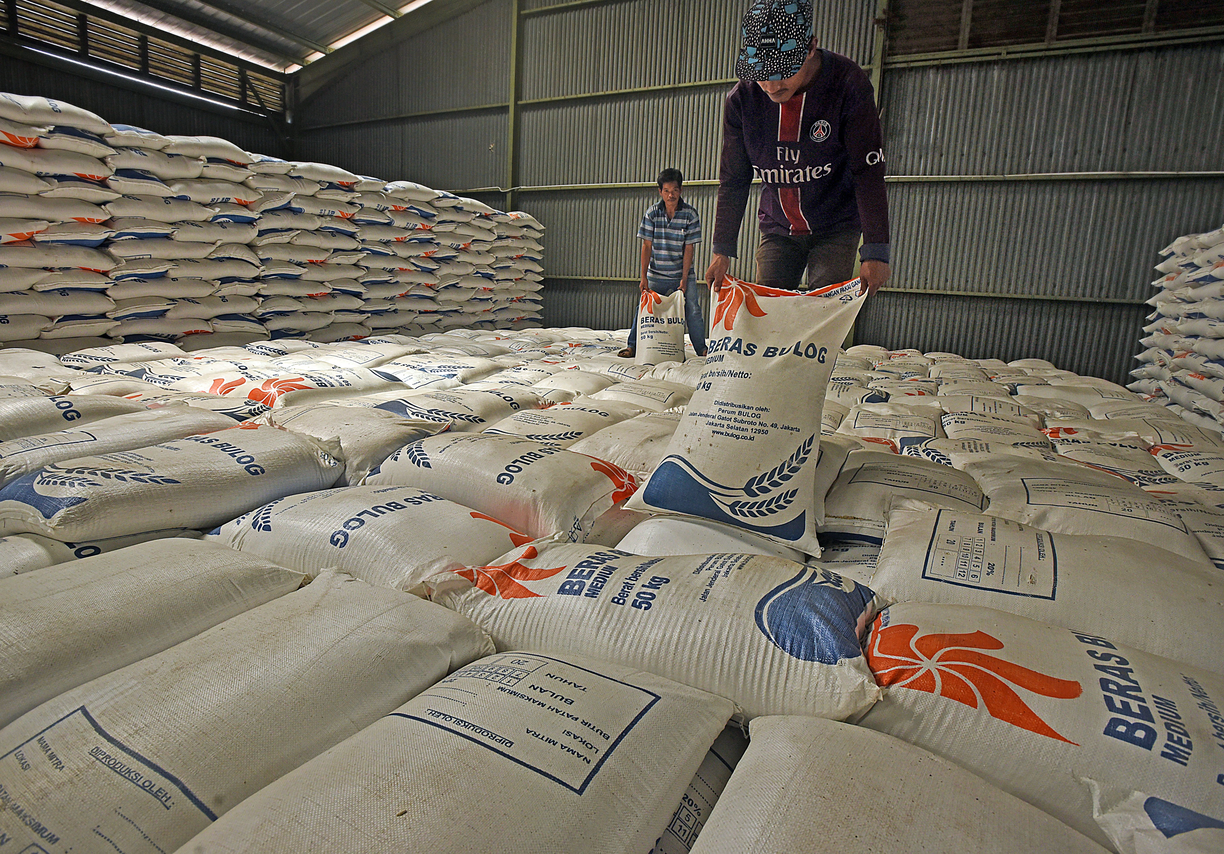 Ilustrasi stok beras di gudang Bulog